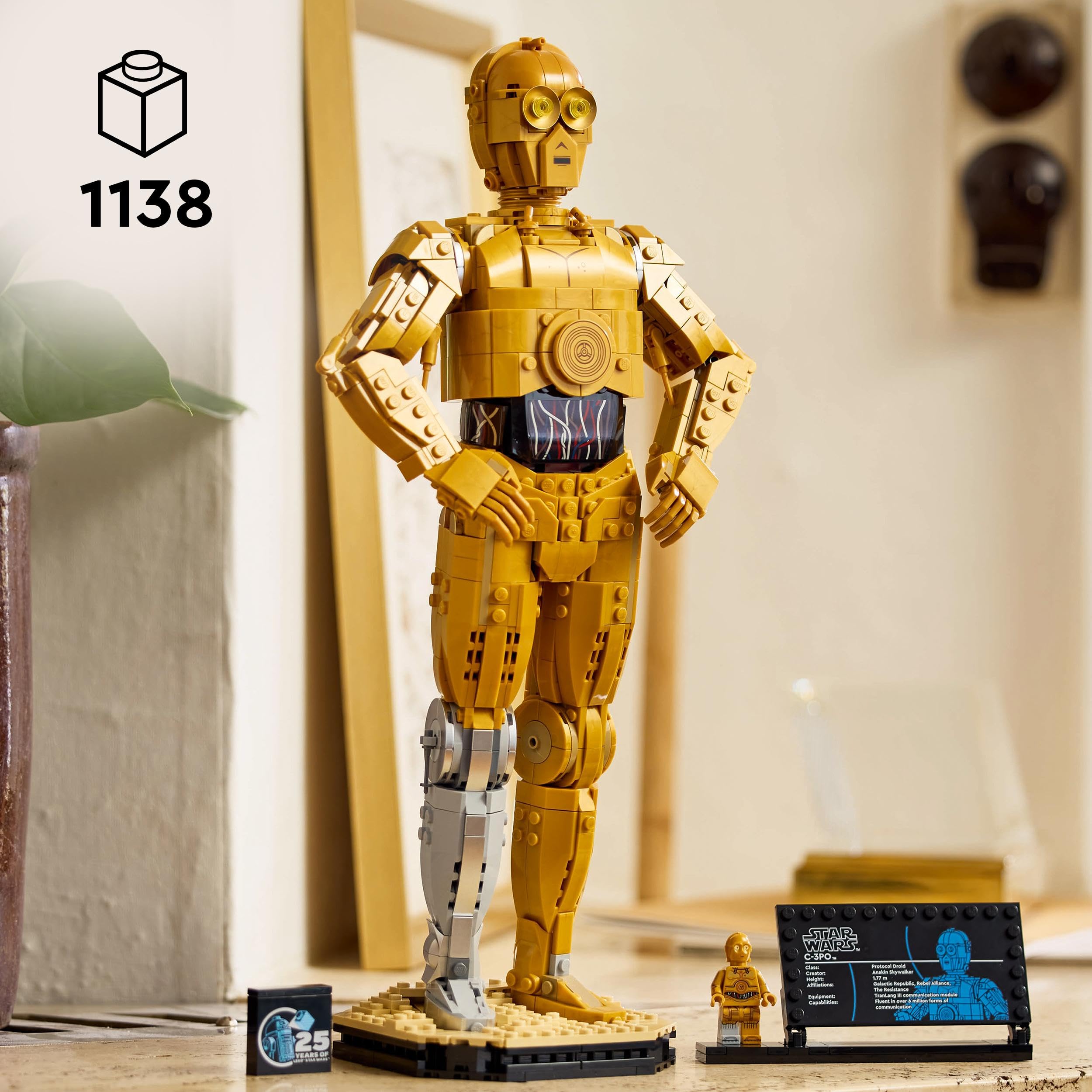 LEGO Star Wars C-3PO Droid Figure + R2-D2 Model Set, Kit modello da collezione da costruire con la minifigure del personaggio, Idea regalo cimeli per uomini, donne e fan 75398 + 75379