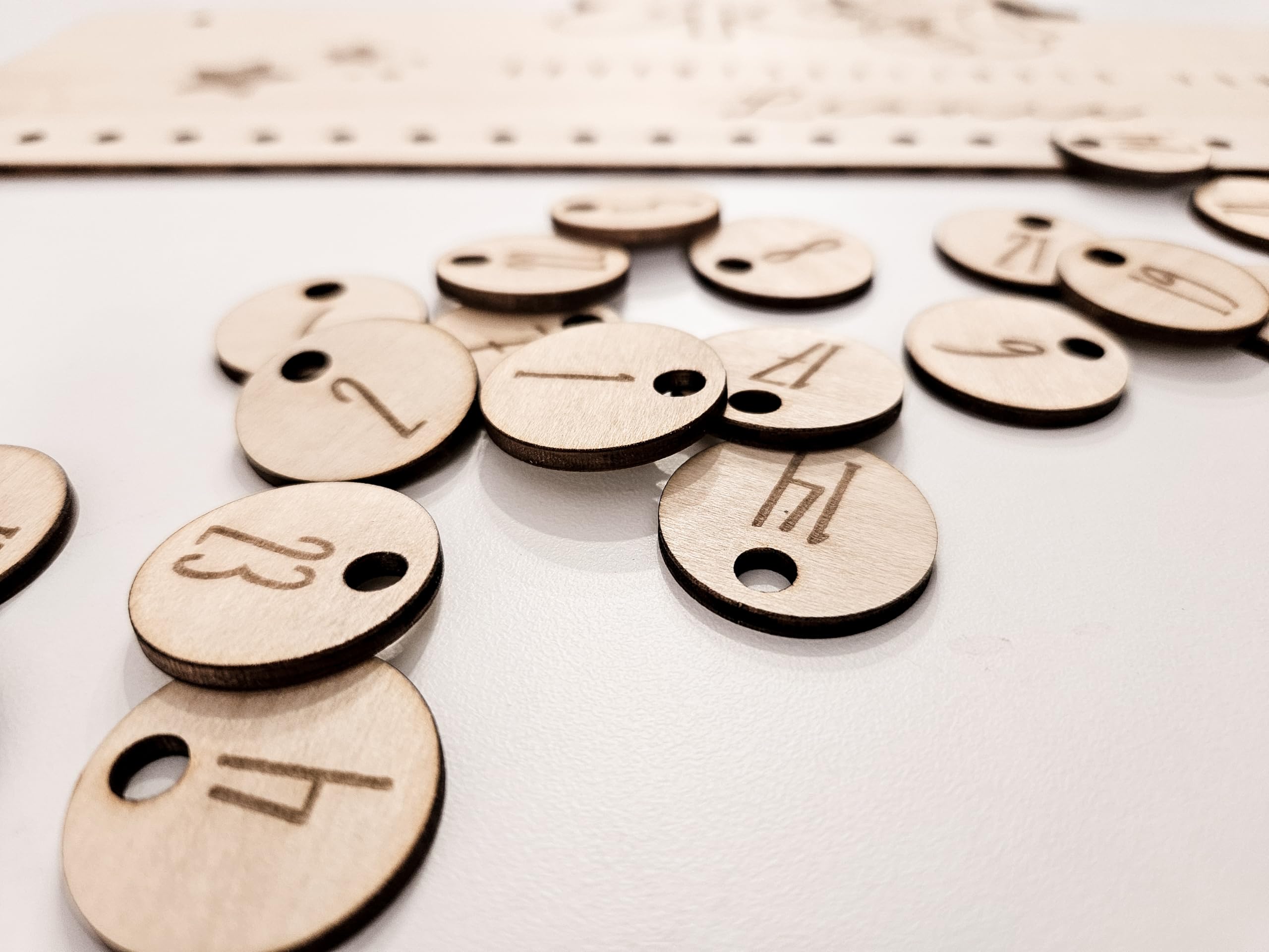 Personalisierter Adventskalender aus Holz zum Befüllen – Nachhaltige Weihnachtsdeko im skandinavischen Stil – Wiederverwendbarer Adventskalender mit Gravur - Set mit Jutesäckchen und Lederbändern