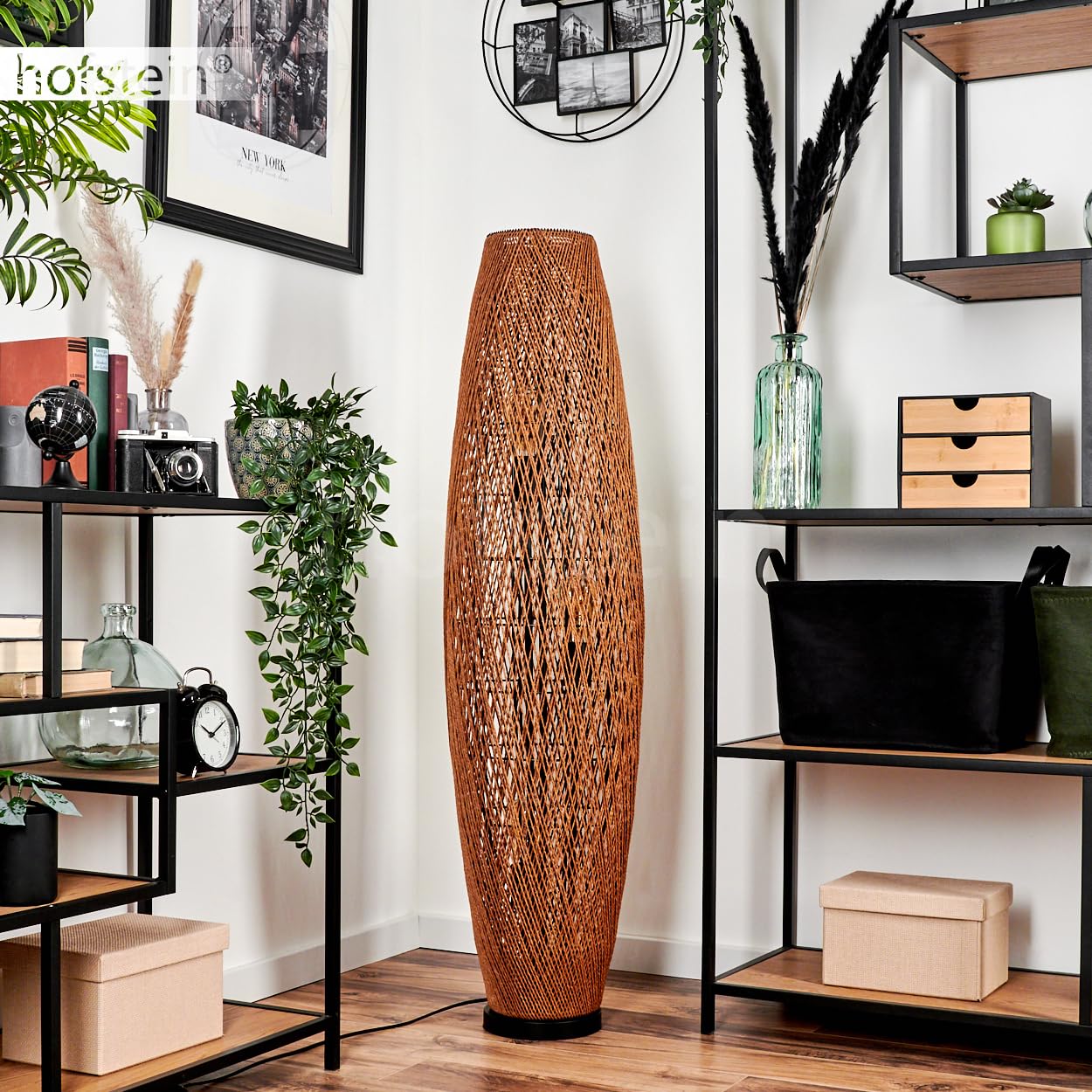 Stehleuchte Mulstrand, moderne Stehlampe aus Metall/Rattan in Schwarz/Natur, Leuchte im Boho-Design mit Schirm in Gitter-Optik, An-/Ausschalter am Kabel und Lichteffekt, 3 x E27, ohne Leuchtmittel