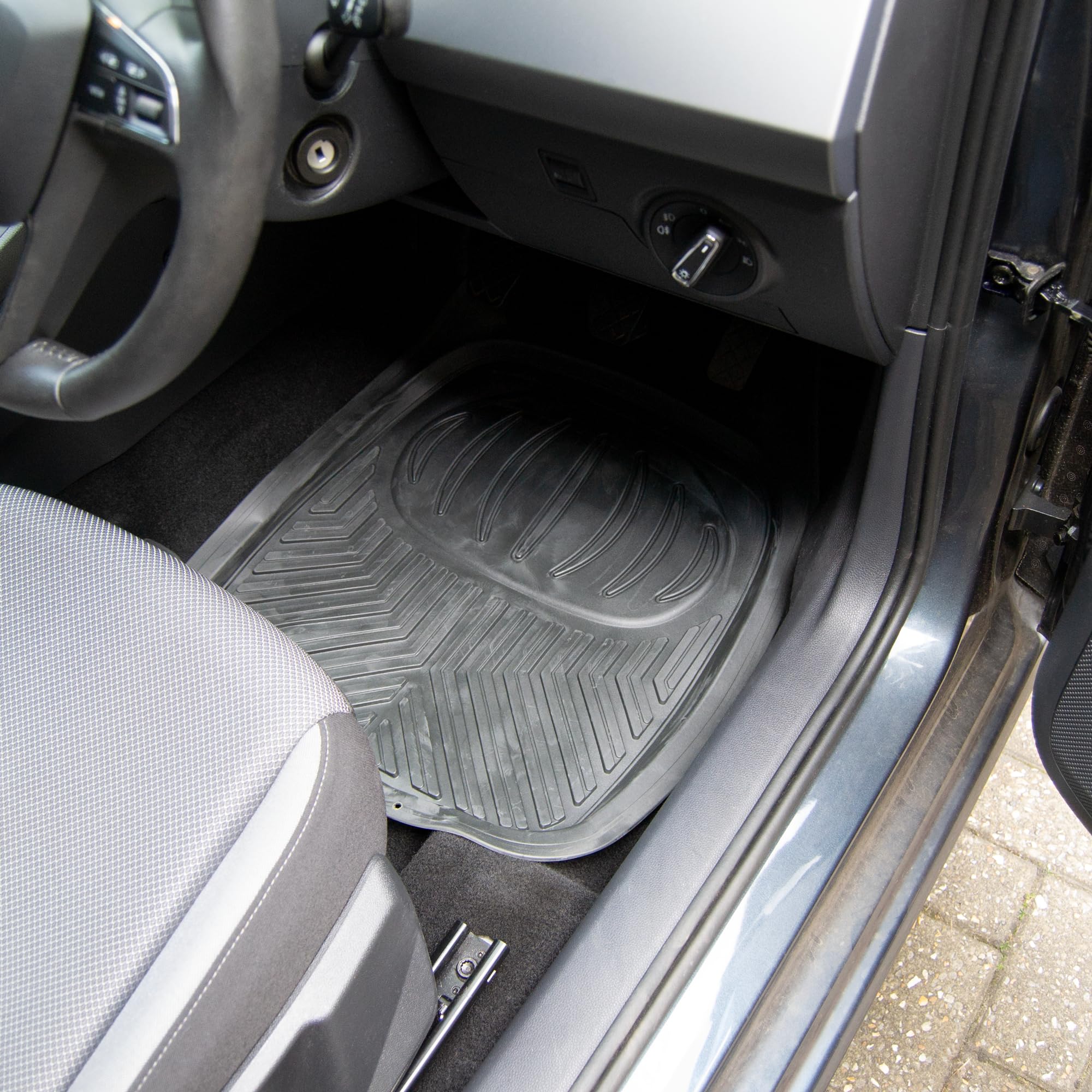 Sakura SS5432 - Set di 4 tappetini per Auto, universali, Colore: Nero
