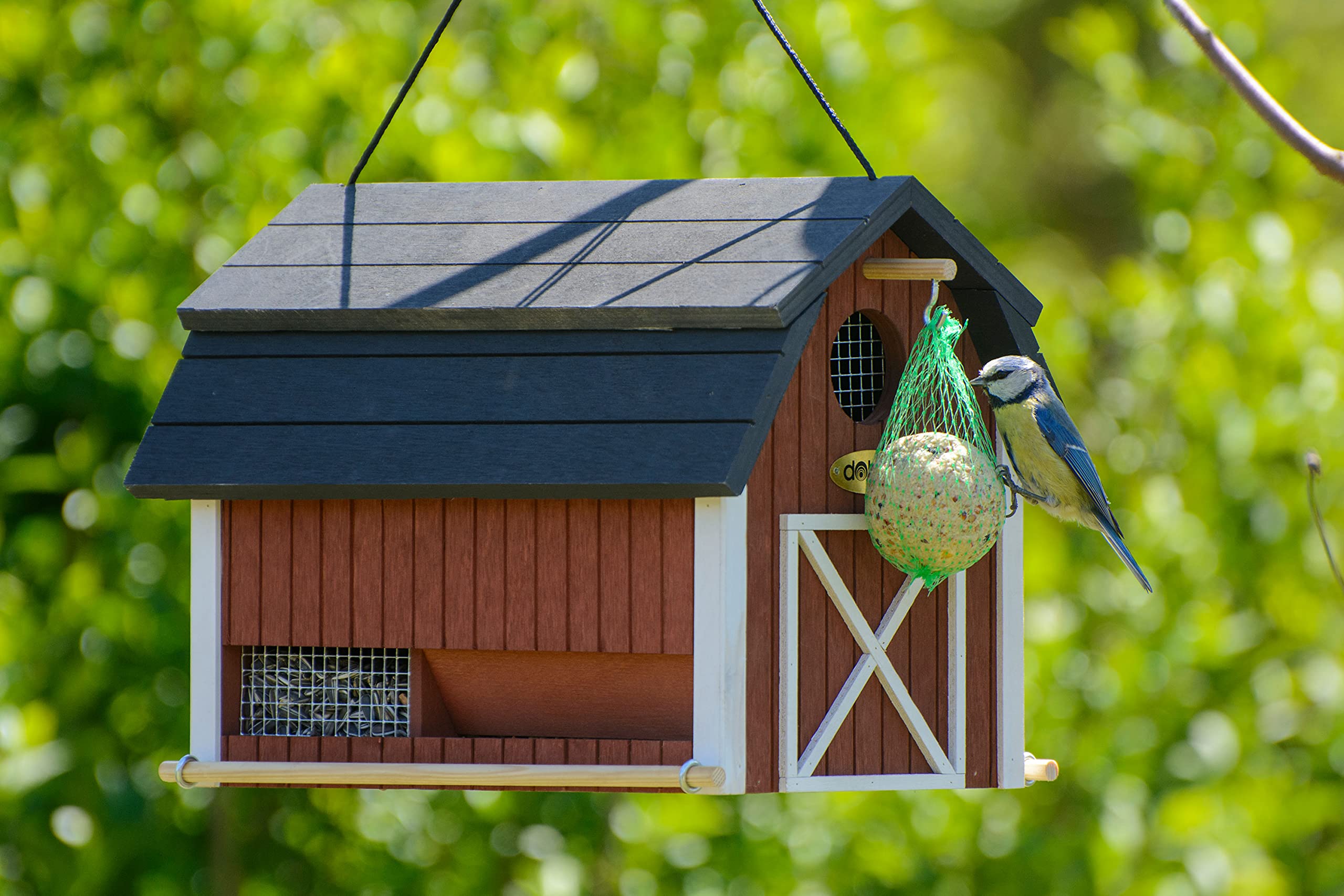 dobar® Green Label 98760FSCe Vogelfutterhaus Katthult hängend - Vogelhaus Massivholz - Futterstation Wildvögel - Vogelvilla zum Aufhängen - Futterspender Scheunen-Design - 31,5 x 22 x 24 cm - Rot