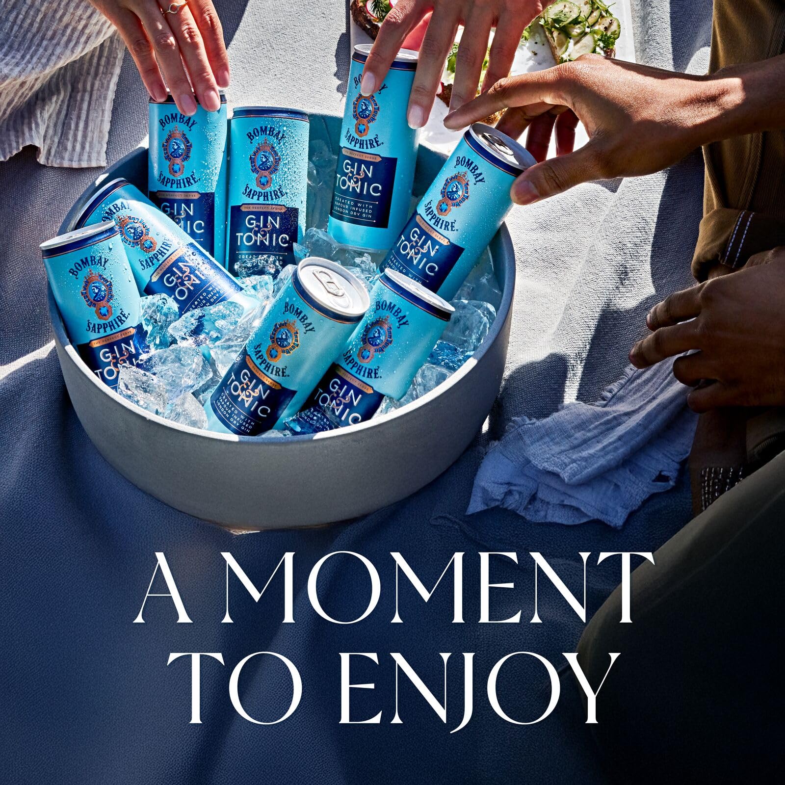 Lattine di cocktail pronti da bere Bombay Sapphire Gin and Tonic Ready to Drink, 6,5% vol., 25 cl / 250 ml (Confezione da 12), Drink alcolici con London Dry Gin 100% infuso a vapore