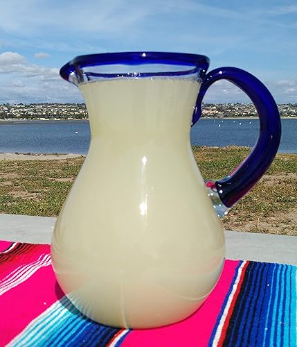 Miniatura 2 de Jarra mexicana de vidrio soplado a mano, borde y mango azul cobalto (84 onzas)