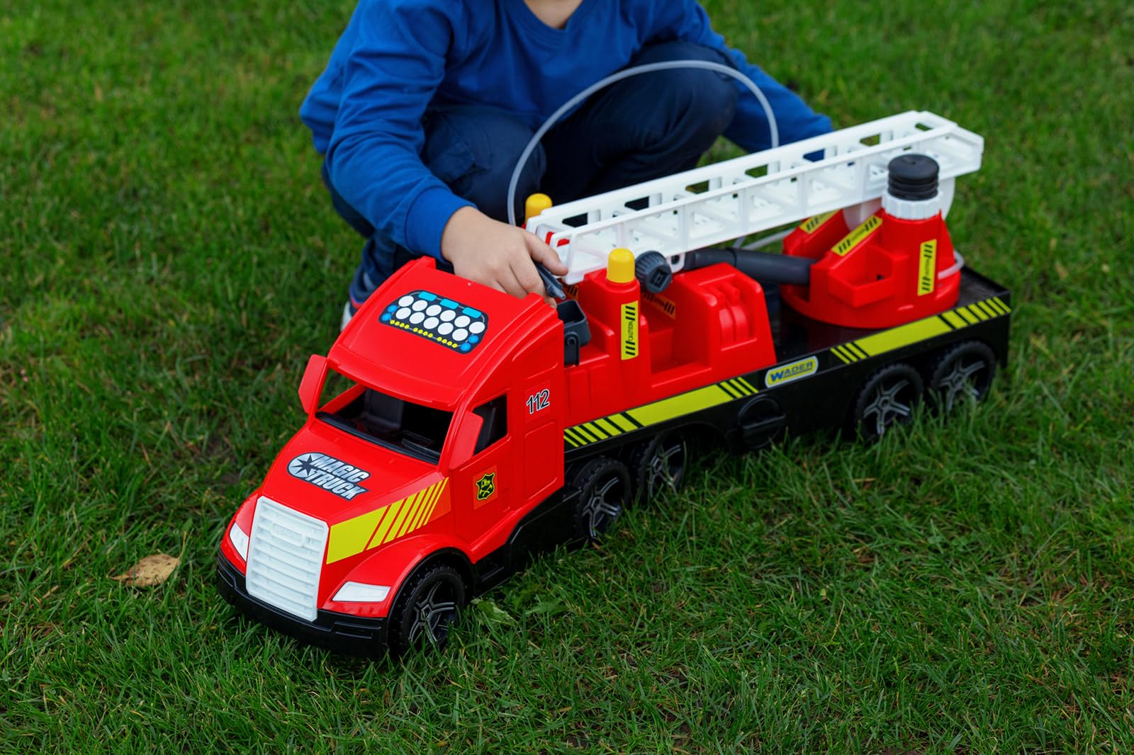 Wader 36221 - Magic Truck Feuerwehr mit ausziehbarer Leiter, Wasserspritze und leuchtenden Scheinwerfern, Größe ca. 79 cm, für Kinder ab 3 Jahren, Geschenk für kreatives Spielen