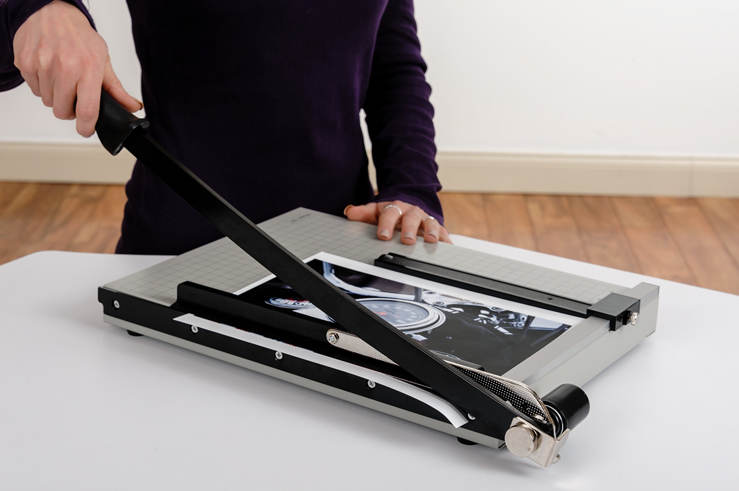 Dahle -40015-12567 15e przycinarka do papieru Vantage, długość cięcia 38 cm, 15 arkuszy, automatyczne zacisk, regulowana prowadnica, metalowa podstawa z liniami siatki 1/2", gilotyna papier, szary