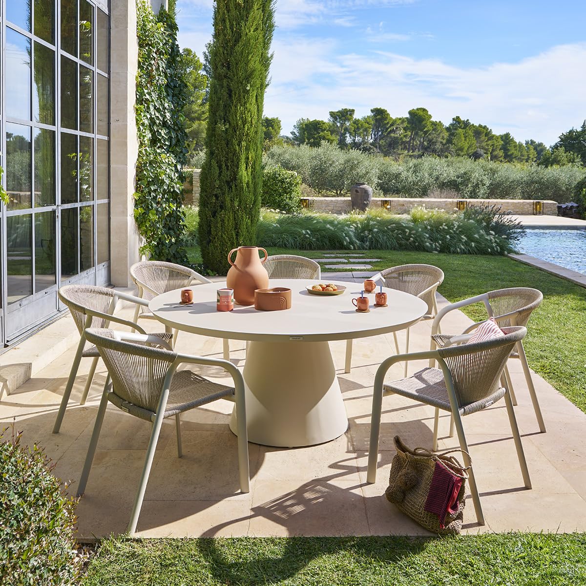 Hespéride - Mesa Redonda de jardín Yconia de Arcilla - 8 plazas - Aluminio con Revestimiento epoxi antioxidante - Mobiliario de Exterior para terraza, balcón y Patio | Antioxidación. Para Jardín, Terraza, Balcón.