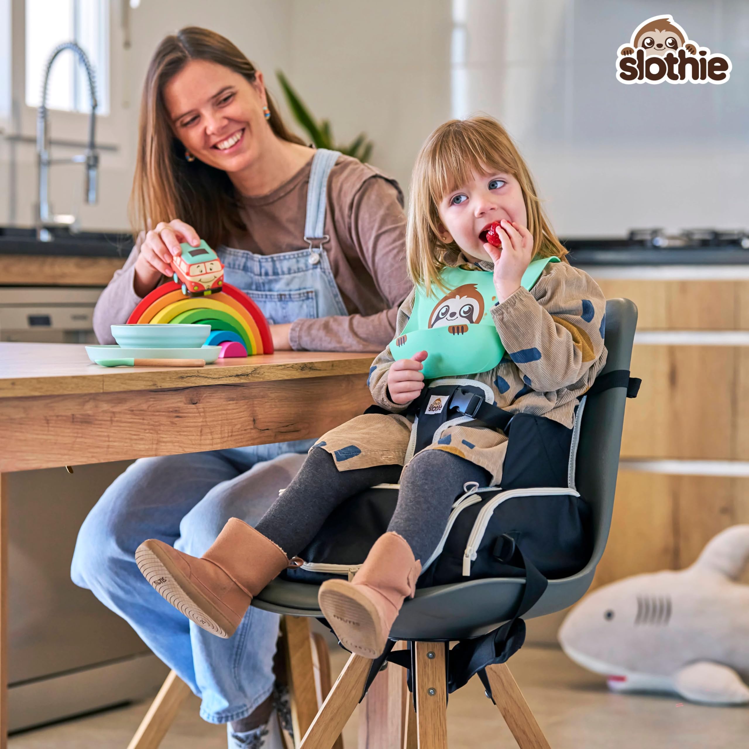 Slothie Trona Portátil para Bebé – Trona de Viaje Portátil para Comer, Asiento Elevador Plegable con Almacenamiento, Incluye Colgador Carrito y Babero de Silicona