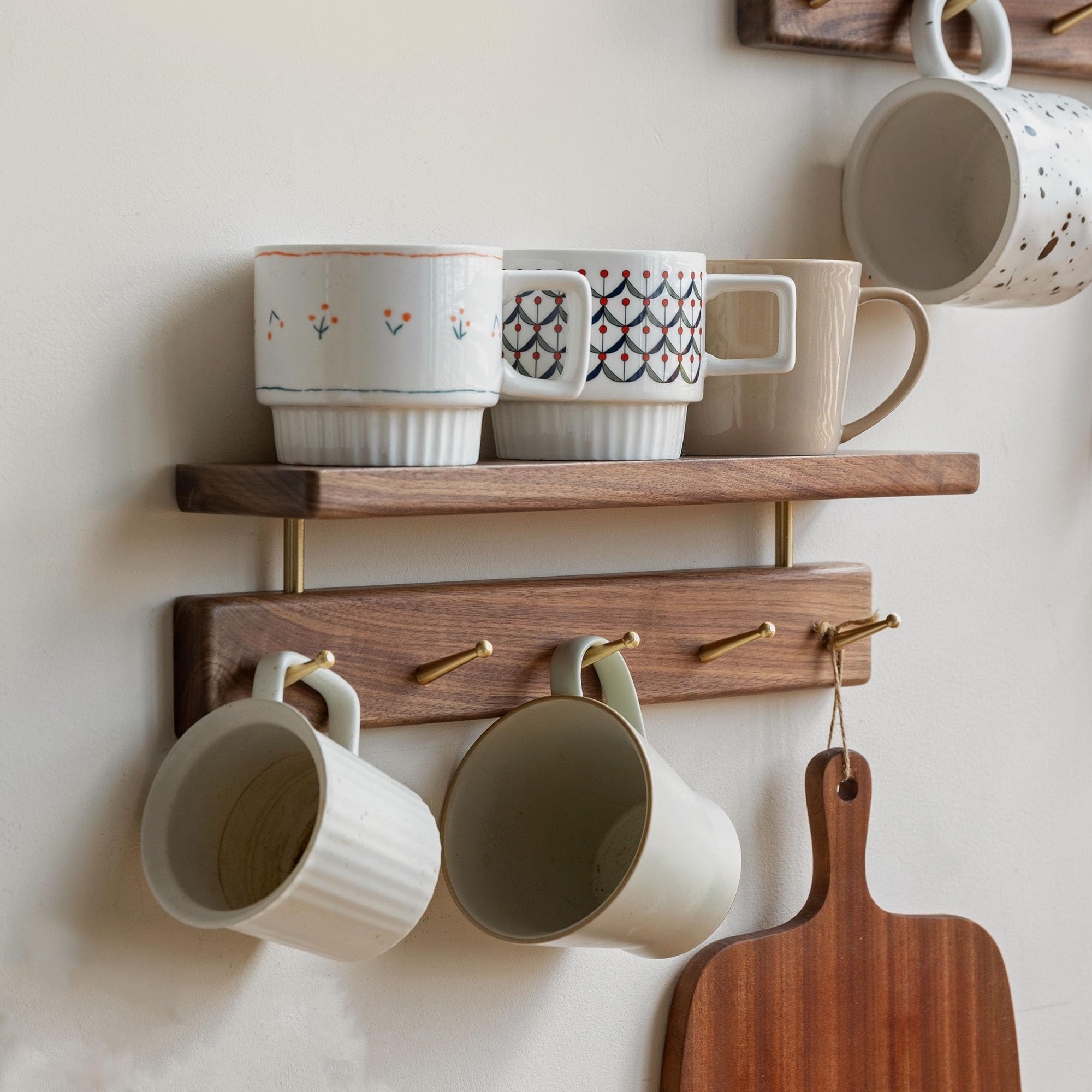 YESWOOD Wandgarderobe aus massivem Nussbaum, 2-in-1 Wandregal & Garderobe, Garderobenleiste für Kleidung, Hüte und Handtücher, 5 Messinghaken, Walnuss