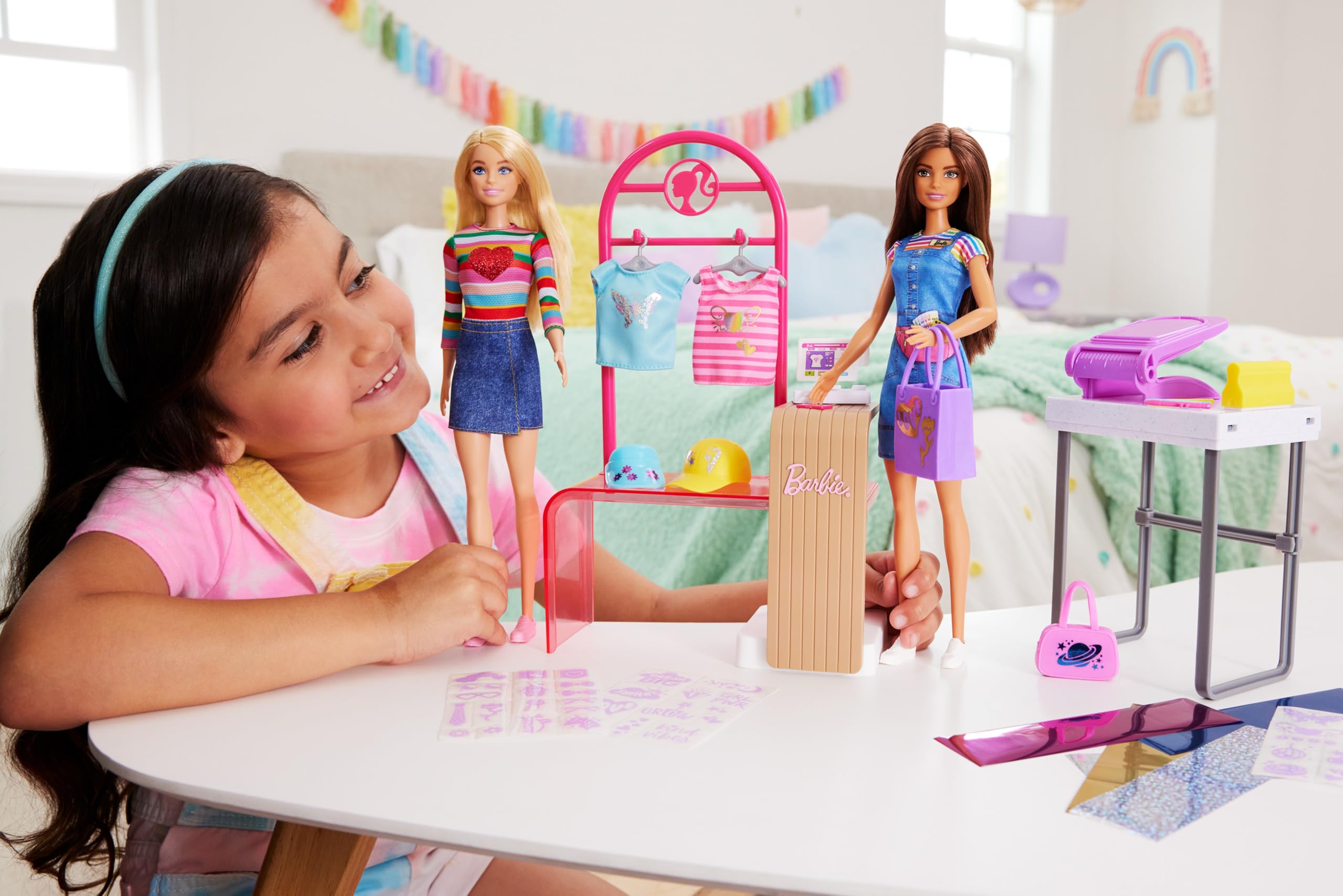 Barbie Coffret Boutique Créations avec Portant, Hauts, Chapeaux, Sacs À Main Et Autres Accessoires Inclus, Plus De 150 Looks À Créer, Jouet Enfant, A Partir De 3 Ans, HKT78
