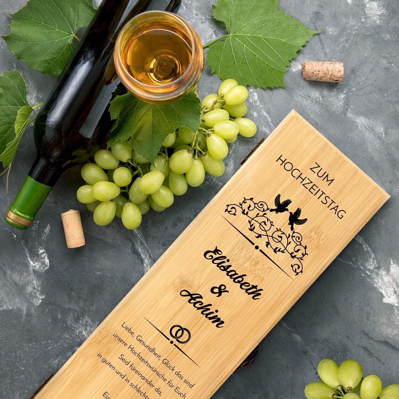 Maverton Weinbox für 0,7L Weinflasche - Wein Holzbox personalisiert + 4er Weinzubehör - Weinset Weinkiste - aus Bambus - Braun - Geschenk zur Hochzeit Paare - Glückwünsche