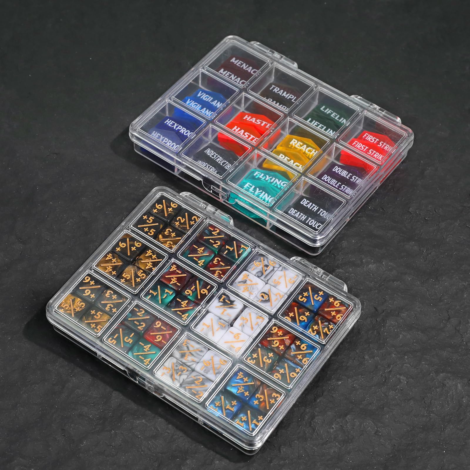 SIXPOINTS 108 Stück 12 mm MTG Zählwürfel +1/+1 Spielsteine, 6-seitige Würfel & MTG-Schlüsselwortzähler für Magic The Gathering, MTG, TCG, Kartenspiel-Zubehör (4 Farbwürfel #F + MTG-Schlüsselwortzähler