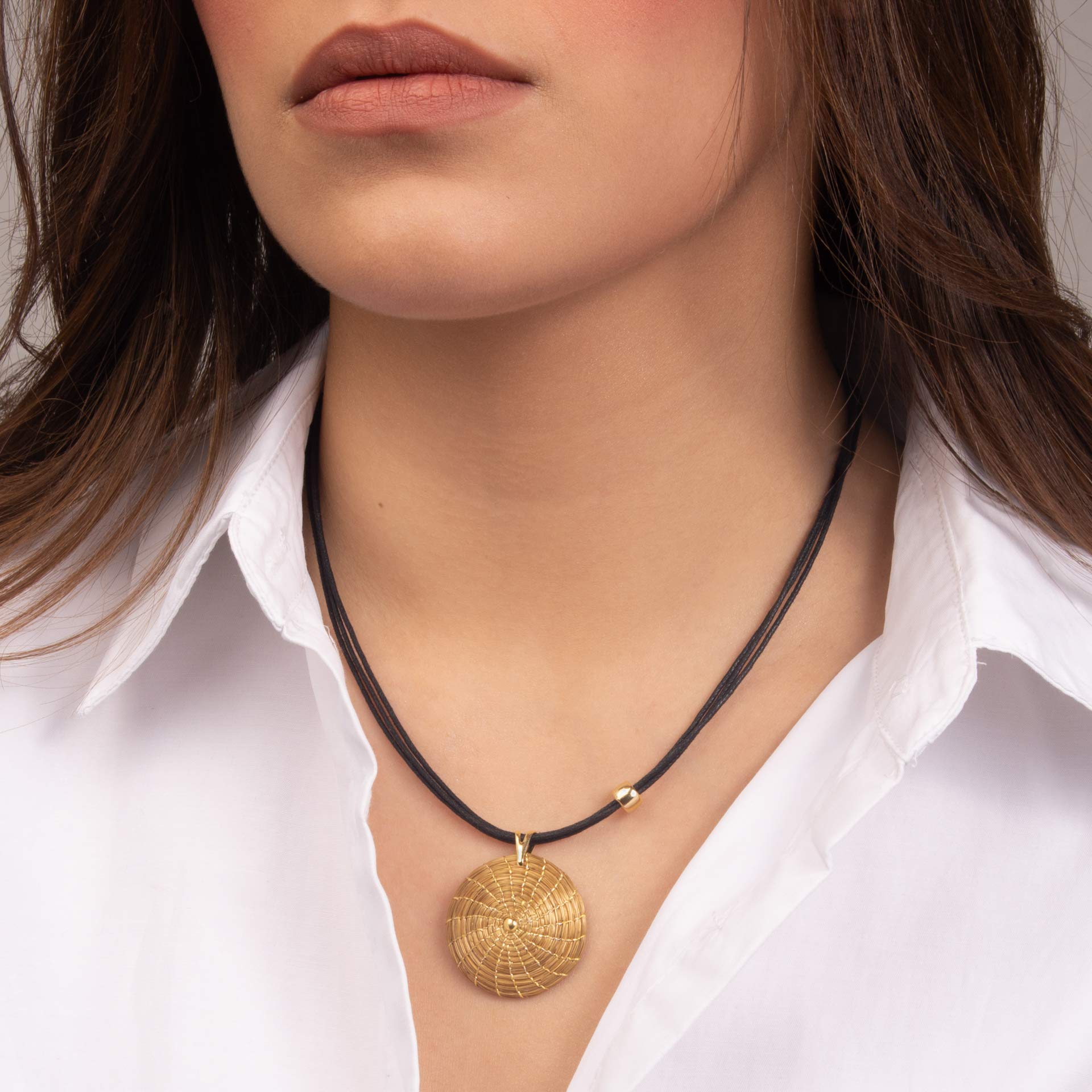 VERA NAVARRO - Collana Pendente Mandala Aperto Dorato in Oro Vegetale Ø 30 mm - Catena a Filo Cerato 42 cm con Prolunga - 100% Naturale Fatto a Mano