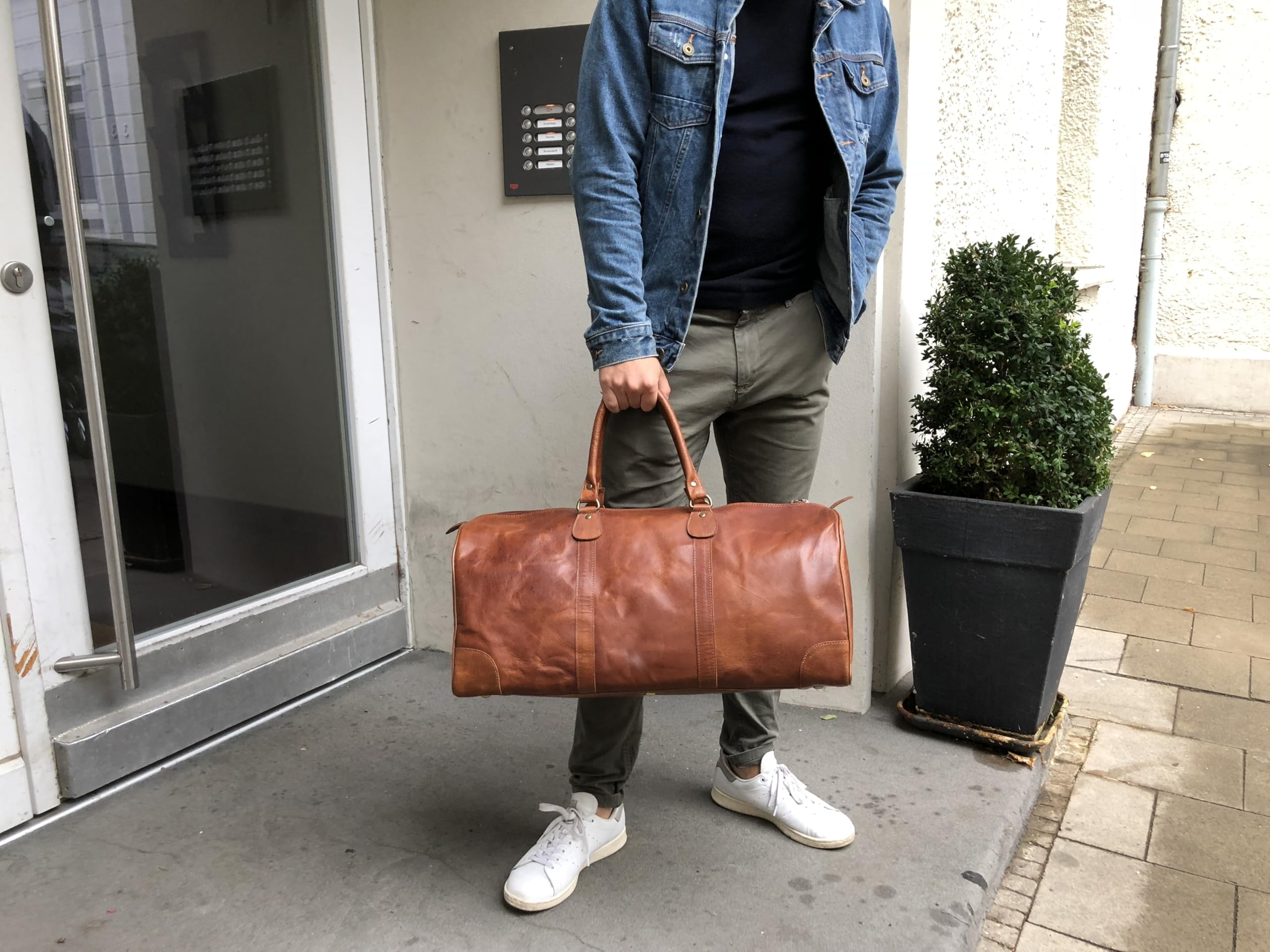 HOLZRICHTER Berlin - Weekender aus Leder für Herren (No 17-1), Reisetasche 30x60x28 cm, Handgefertigte Echtleder Umhängetasche mit Schultergurt, Cognac-Braun
