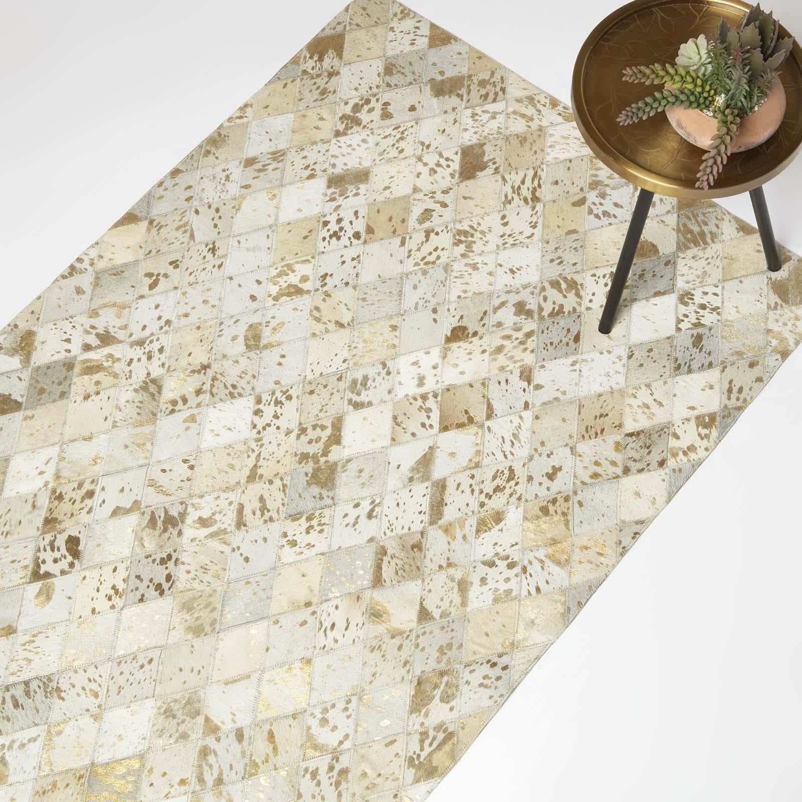 HOMESCAPES Tapis en Cuir doré à Motif géométrique, Tapis rectangulaire en Peau véritable 90x150 cm