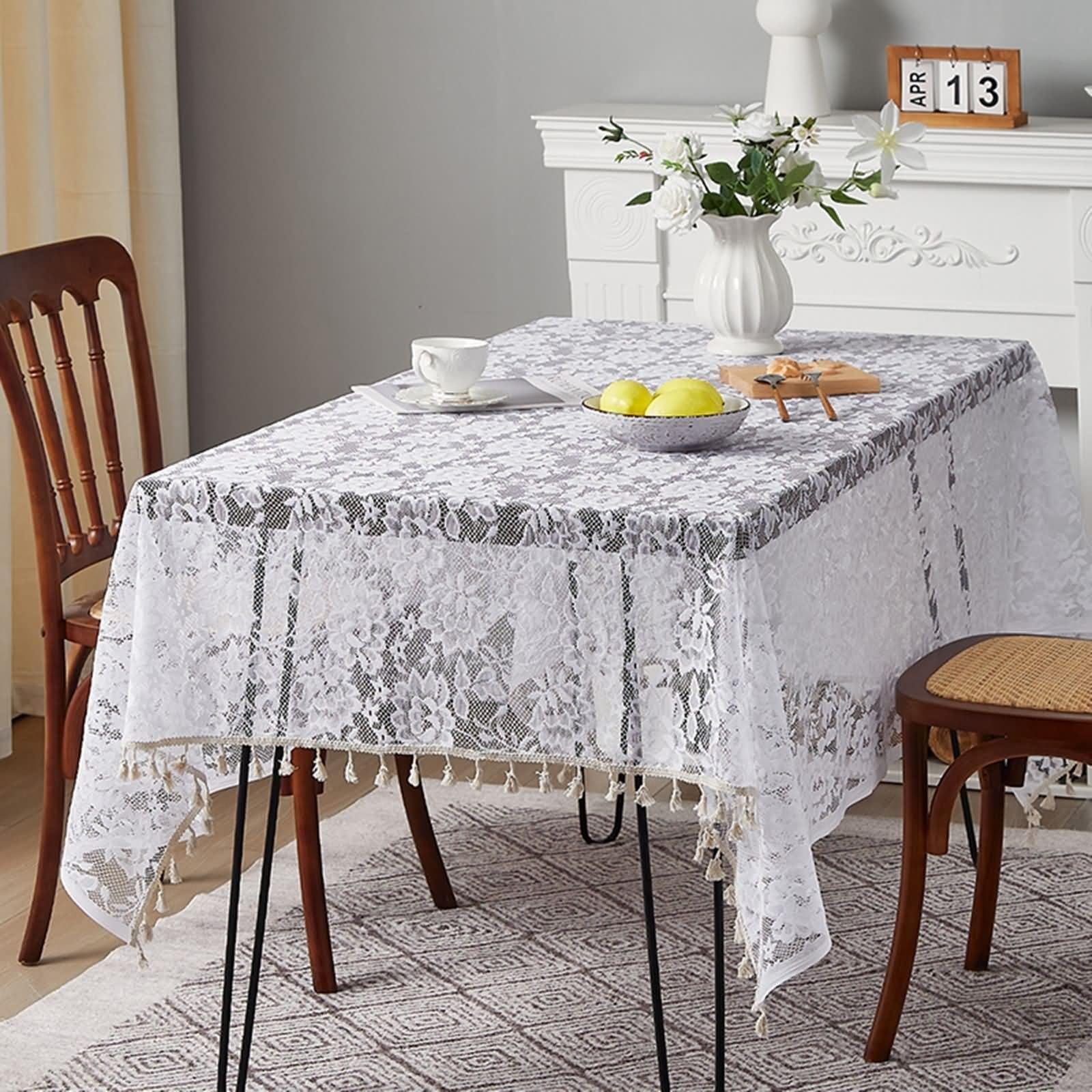 Nappe de Table Anniversaire Blanche, Nappe de Table Rectangulaire Mariage Fleurs Brodées avec Pompons Polyester 140x200cm
