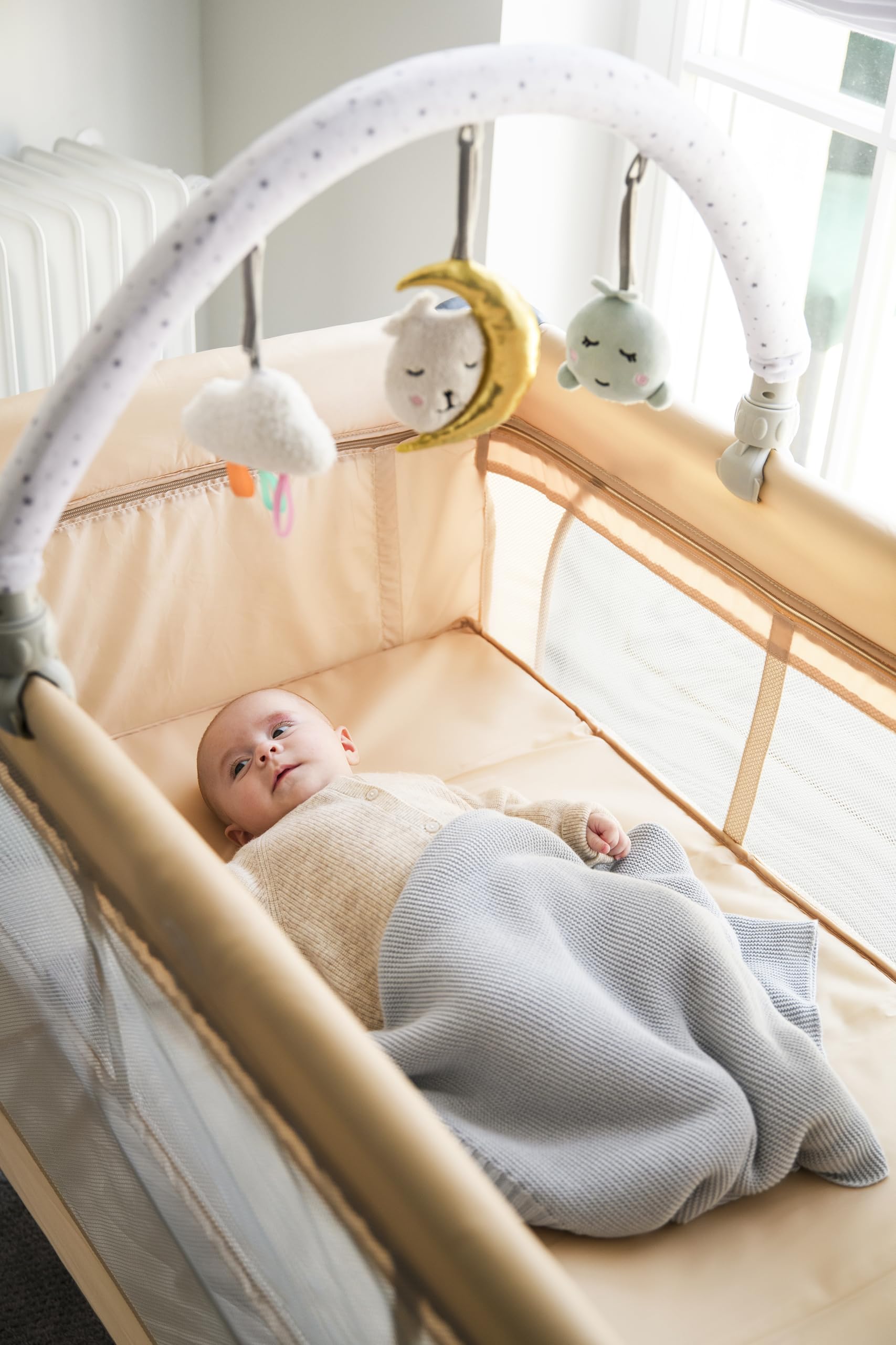 Momi Lettino da viaggio BELOVE PLUS 2 in 1, pieghevole, 2 posizioni per neonati fino a 9 kg e bambini fino a 15 kg, con materasso, arco con giocattoli, fasciatoio e borsa per il trasporto