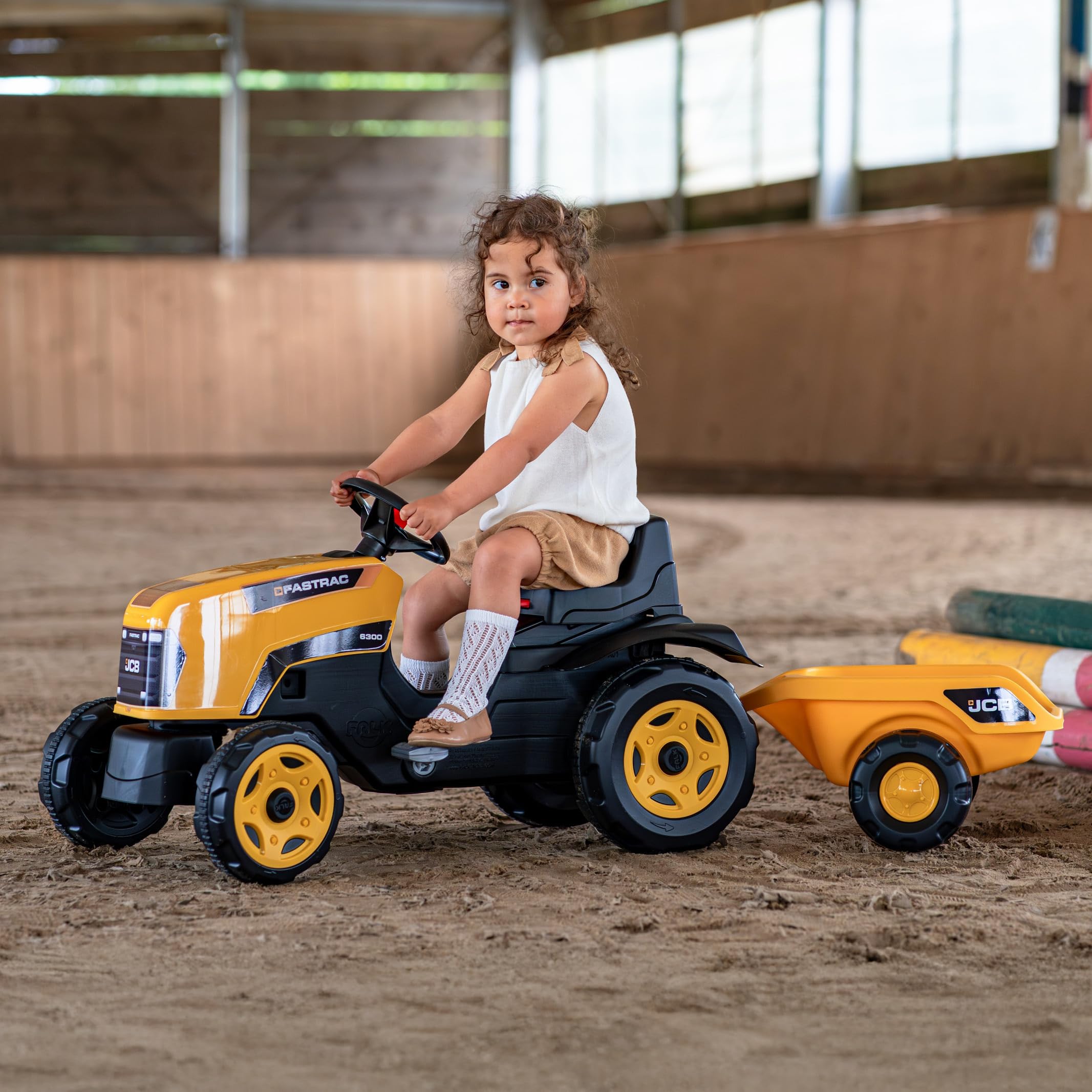 Falk JCB Traktor mit Pedalen für Kinder, mit Anhänger, ab 2 Jahren | Haube zum Öffnen und verstellbarer Sitz