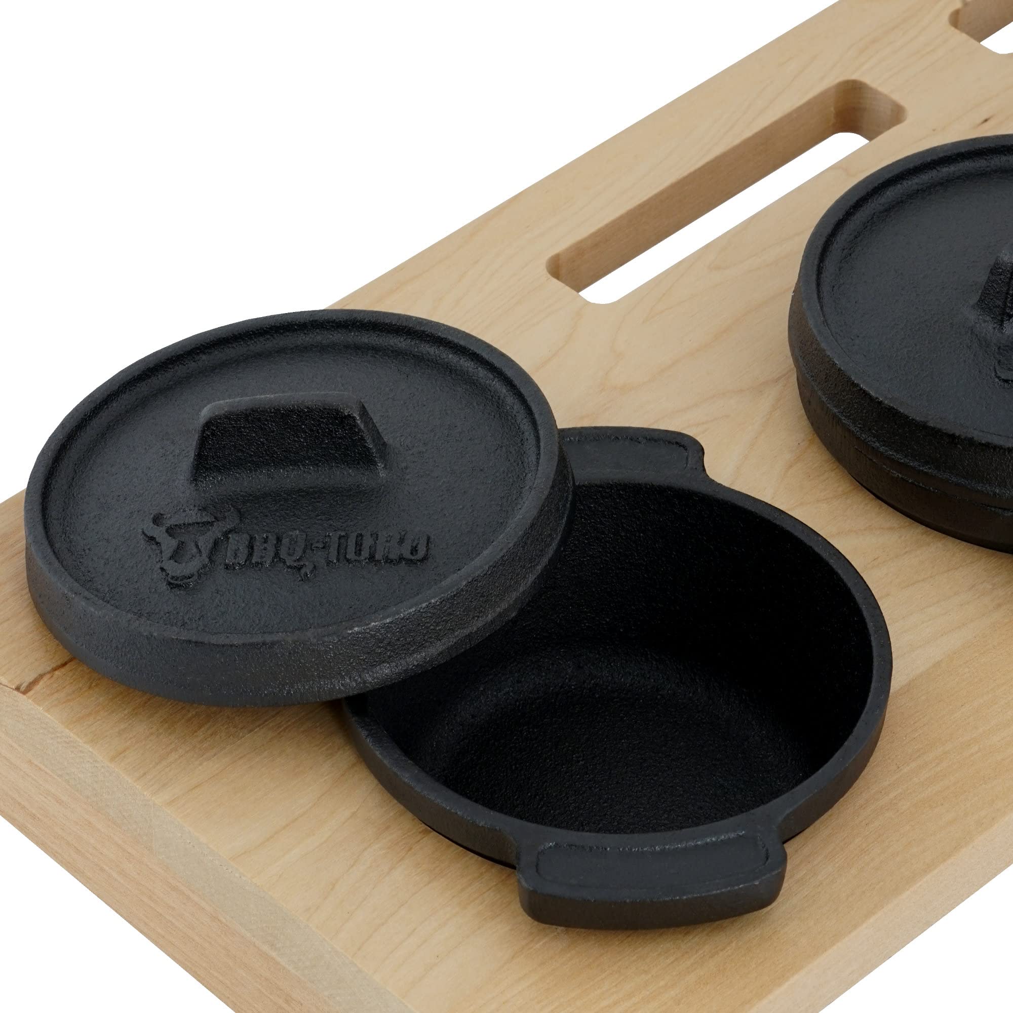 BBQ-Toro Mini Dutch Oven Set mit Holzunterlage | 3 x Ø 11 cm | Gusseisen 3er Set Serviertöpfe | Kochtopf, kleiner Bräter mit Deckel, Gusstopf | Brattopf, Backtopf, Schmortopf, Feuertopf