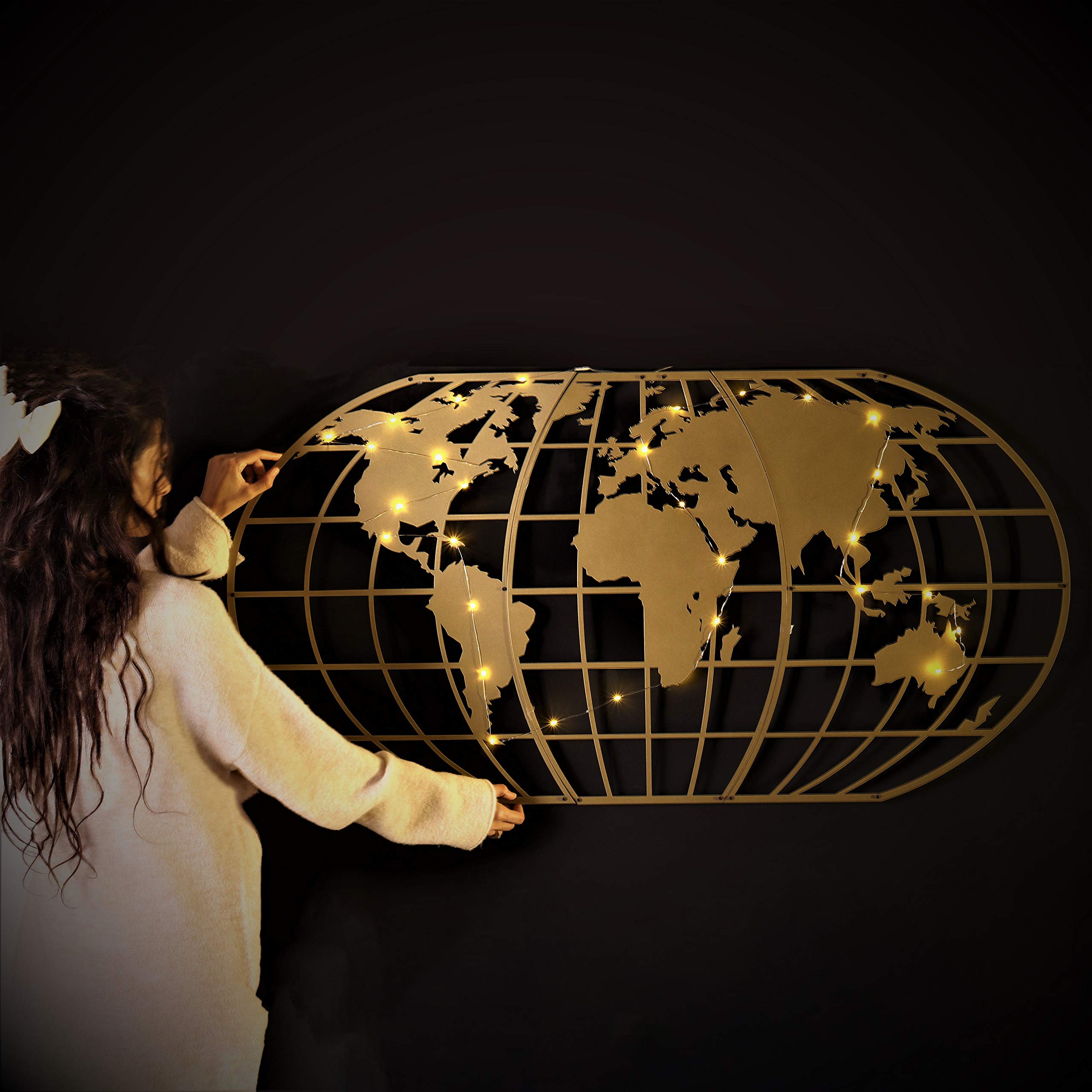 Tubibu Arte de pared moderno, 100 % metal, globo metálico de mapa del mundo, tamaño 23.6 x 47.2 pulgadas, colgante para sala de estar y dormitorio (dorado)