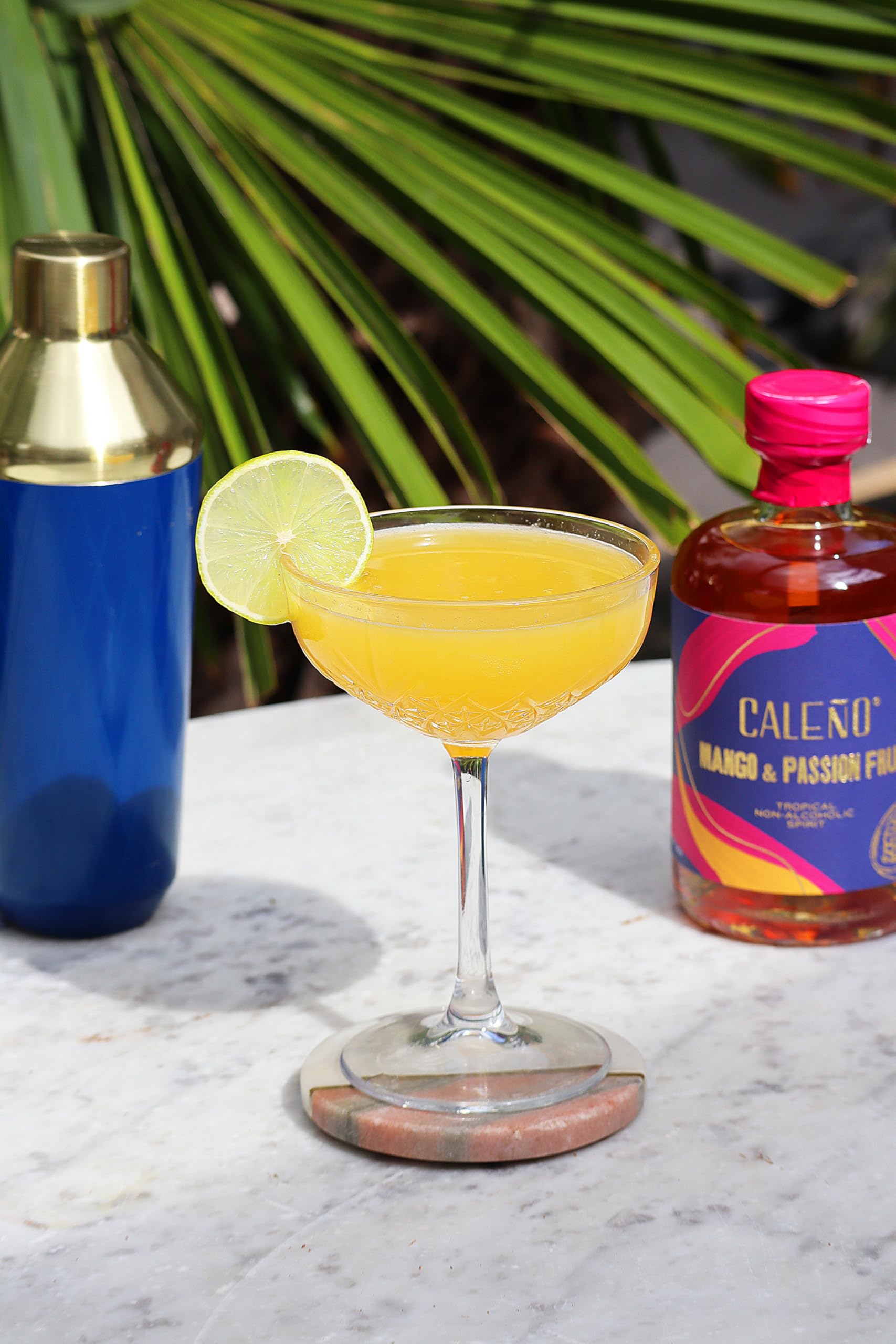Caleño Mangue et fruit de la passion | Spiritueux sans alcool | Alternative au rhum tropical sans alcool | Faible teneur en calories et sans sucre | Sans gluten et végétalien | 50 cl