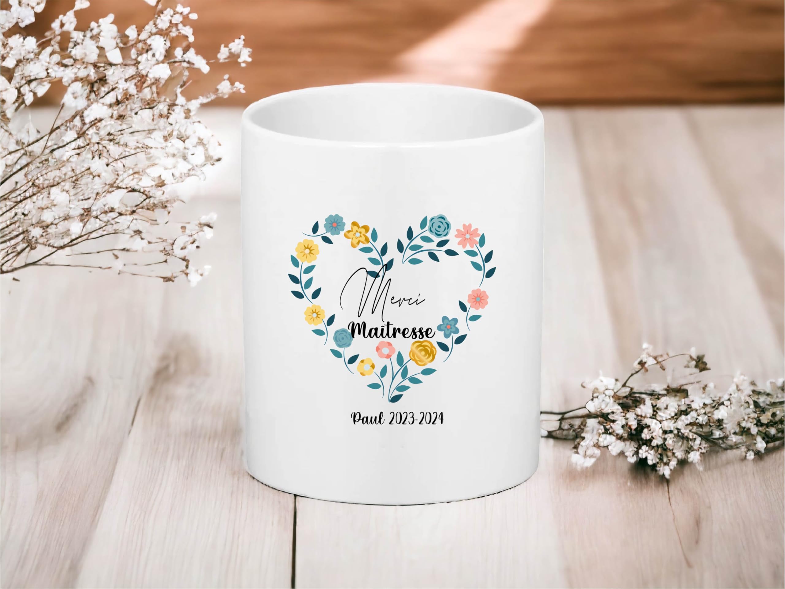 Pot à Crayons Céramique 350 ml Merci Maîtresse – Cœur de Fleurs – Personnalisé avec Prénom(s) Enfants – Cadeau Fin d’Année Scolaire