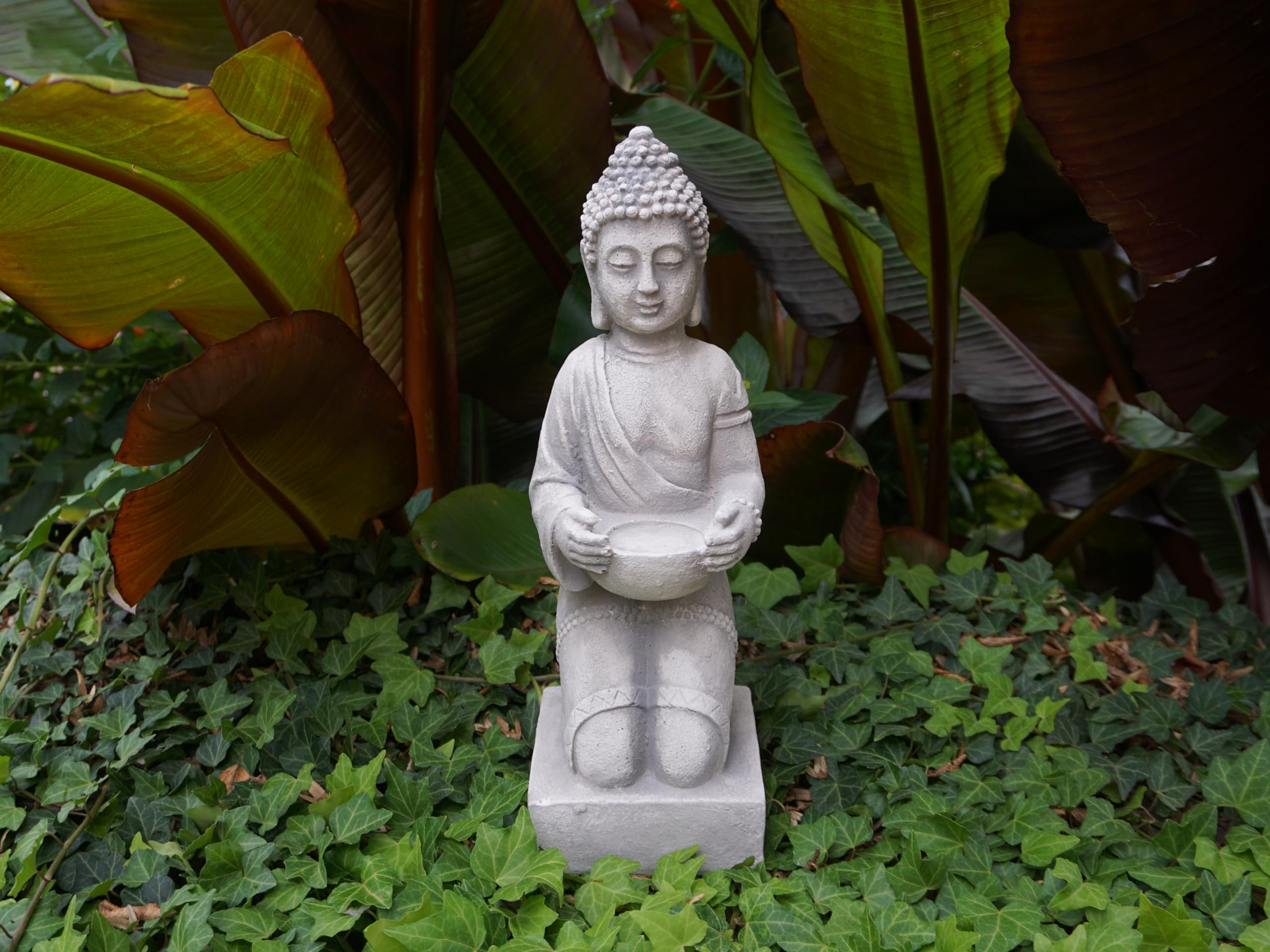 gartendekoparadies.de Buddha Statue auf einem Podest, Steinfigur aus Steinguss, Weißbeton, Frostsicher für Außenbereich, H. 43 cm, 9 kg (Grau)