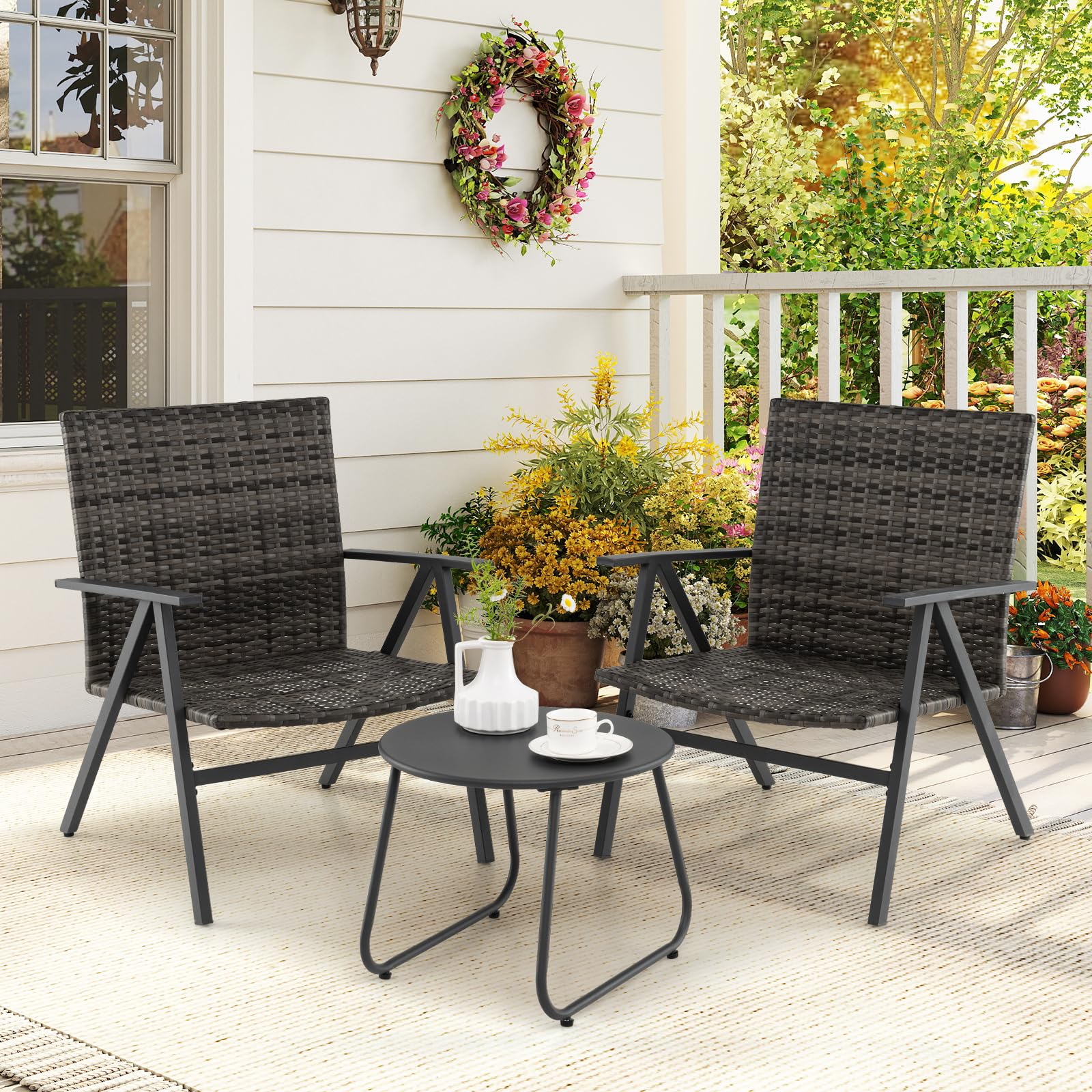 COSTWAY Set Tavolino e 2 Sedie da Giardino con Braccioli in Metallo | Salottino da Giardino Esterno con Schienale e Seduta in Rattan per Balcone, Veranda e Bordo Piscina