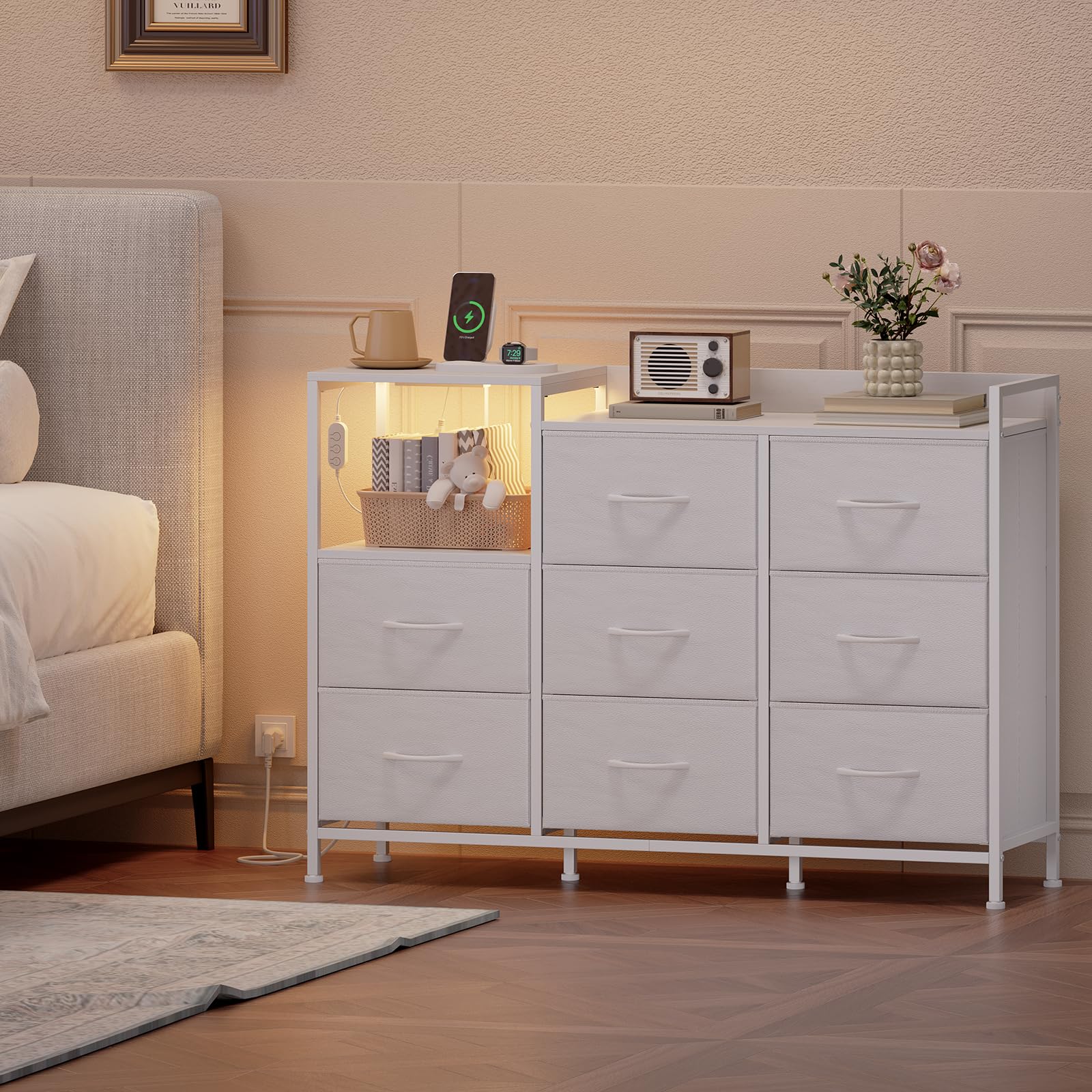 Somdot Kommode Schlafzimmer Wohnzimmer Flur mit Schubladen, Komodenschrank mit LED und Steckdosenleiste (2 AC-Steckdosen, 1USB, 1Type-C), 8 Stoffschubladen, Weiß, 29T x 99B x 70,5H cm