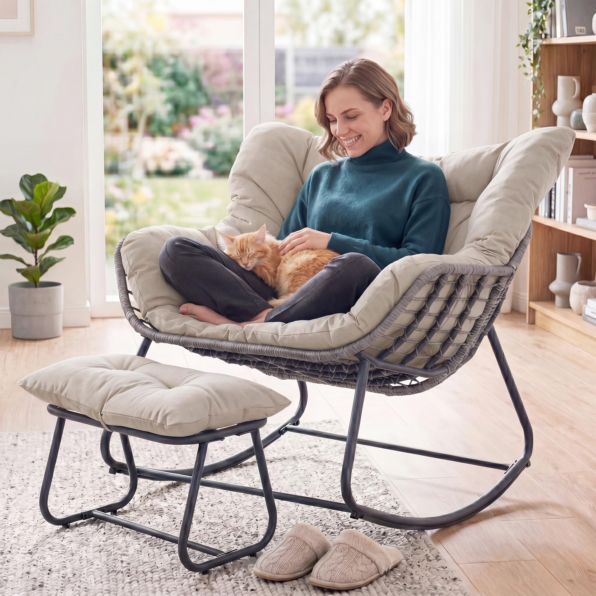 GIANTEX Sedia a Dondolo con Poggiapiedi, Poltrona a Dondolo Ergonomico, Cuscino Morbido e Rimovibile, Sedia a Forma di Uovo con Struttura in Metallo, per Esterno e Interno, Portata 150 kg (Beige)