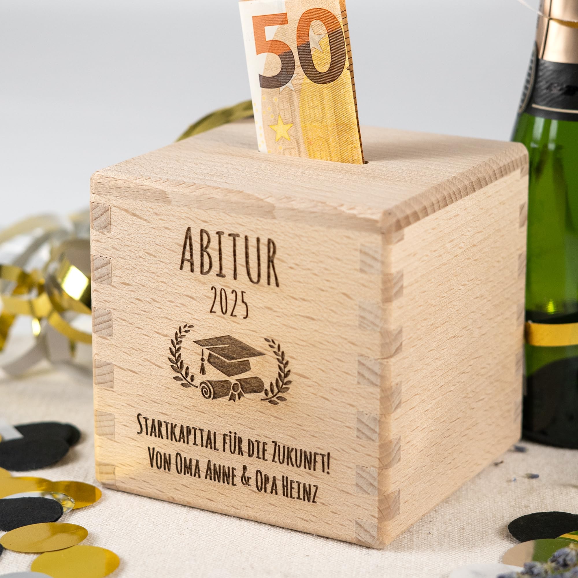 HOFMEISTER® Personalisierte Spardose Abi 2025 – Geschenkidee zum Abiturabschluss aus Buchenholz – Gravur mit Doktorhut und Kranz – 10 cm