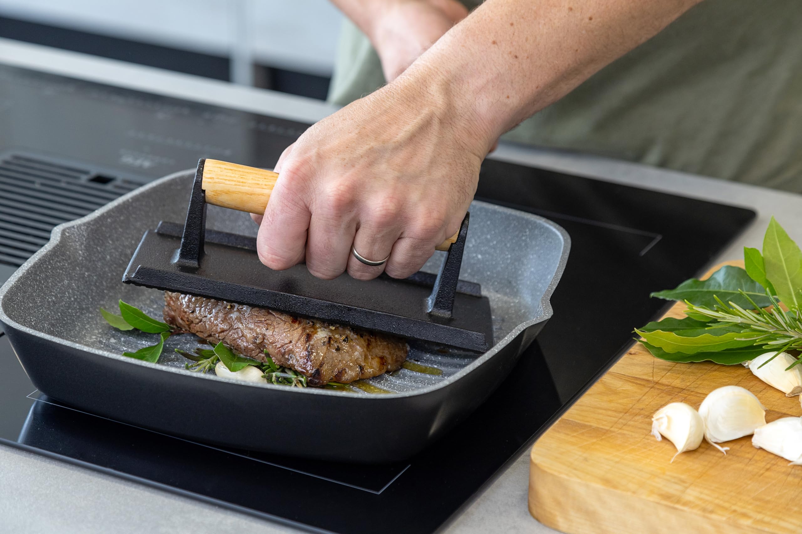 MasterClass Żeliwna prasa do grillowania, wytrzymały ciężarek do steków z drewnianą rączką, prasa do burgerów, akcesorium do patelni grillowej i grilla, 21 cm