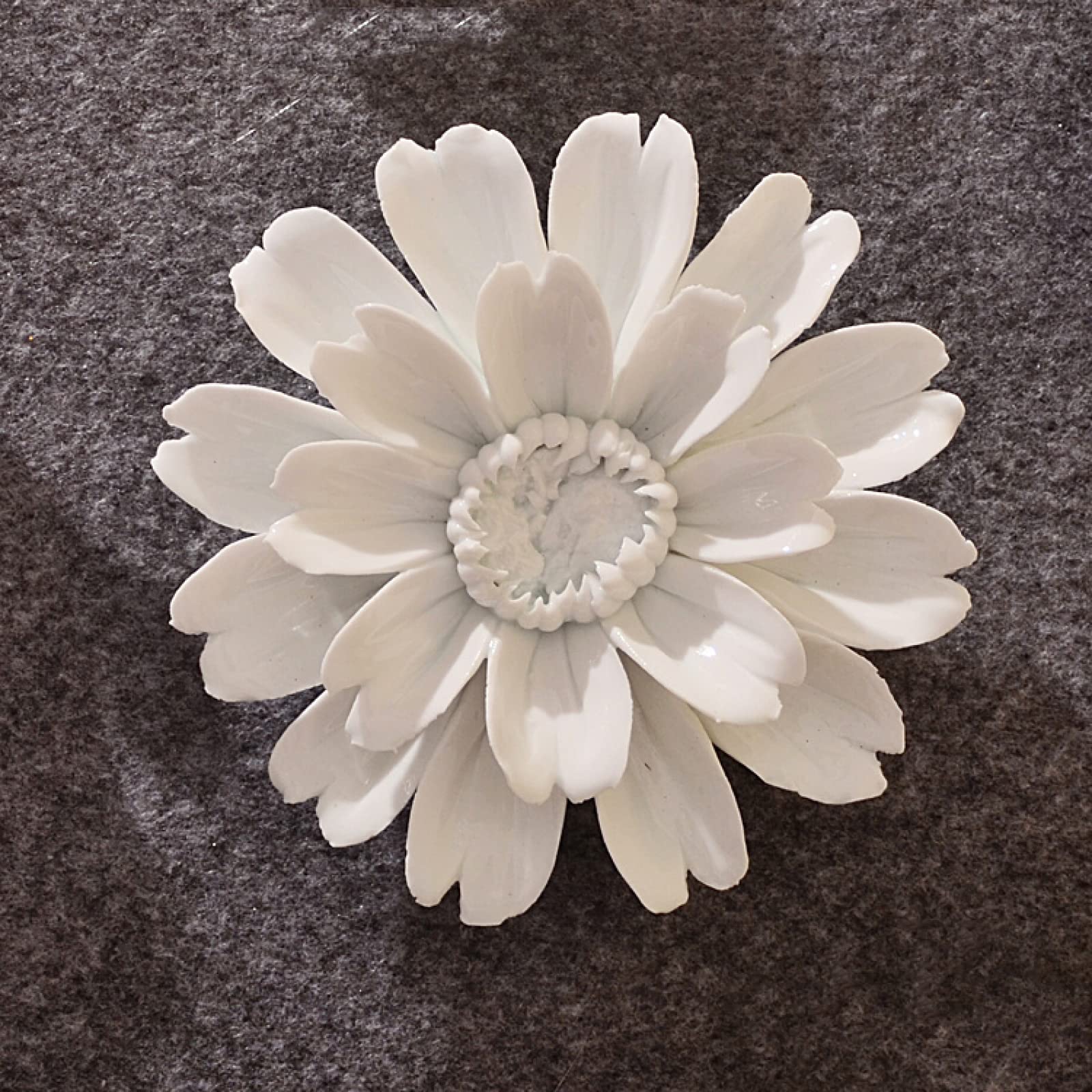 TURSGYZ Scultura di fiori di crisantemo girasole bianco in ceramica artigianale 3D Decorazione artistica da parete Ufficio a casa Regalo di nozze 15 cm