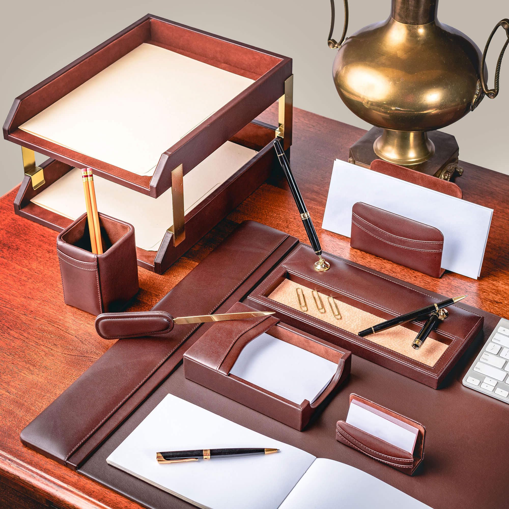 Dacasso Set di accessori da scrivania in pelle marrone cioccolato, 10 pezzi, decorazione da scrivania, 86,4 x 50,8 cm, tappetino in pelle e elementi essenziali per l'organizzazione della scrivania