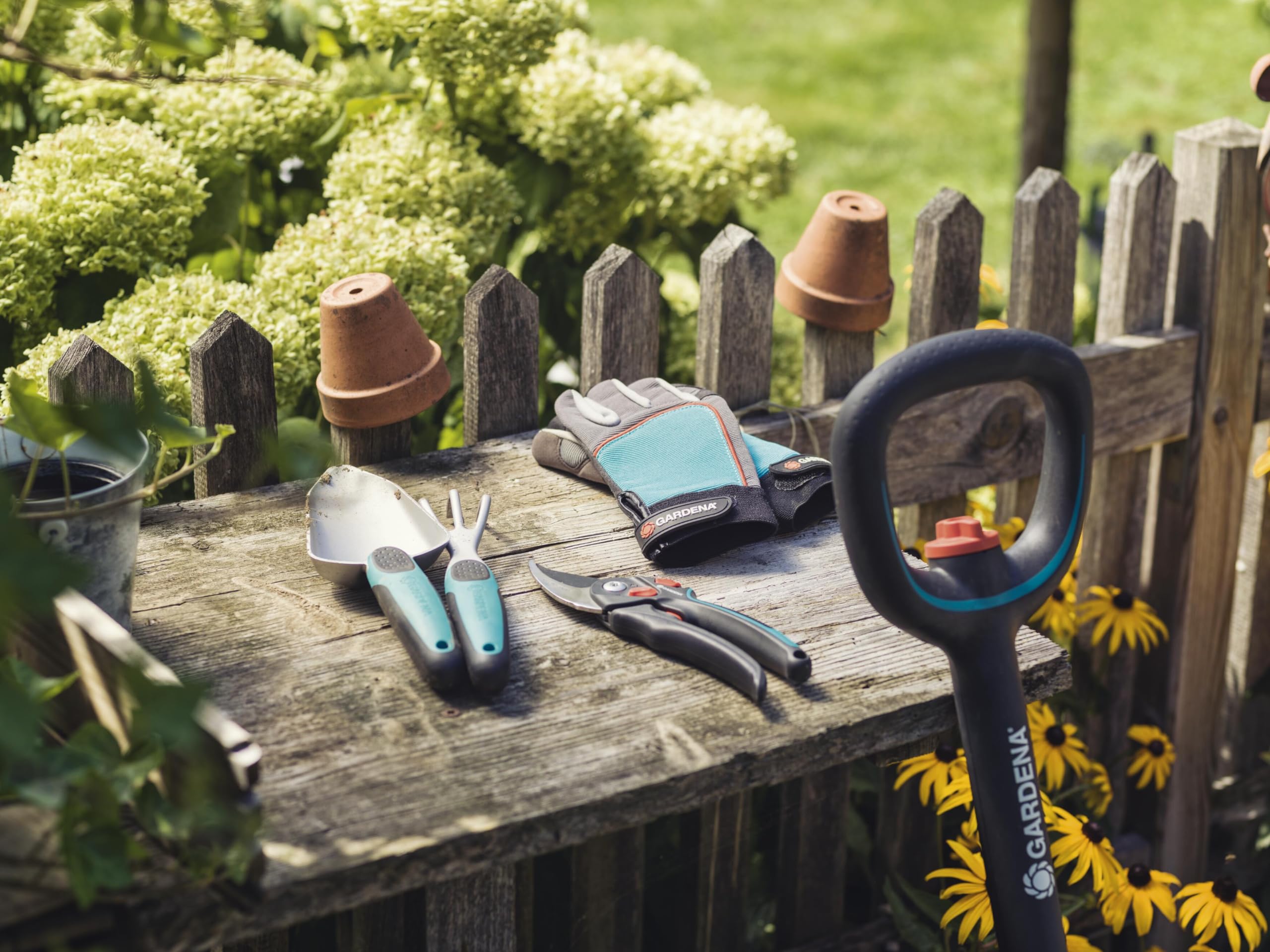 Gardena sekator ogrodowy B/M: delikatny dla roślin sekator dwuostrzowy do cięcia pędów i gałęzi o maks. śred. 24 mm, sprężyna zintegrowana z rękojeścią, górne ostrze z powłoką antyadhezyjną (8904-20)