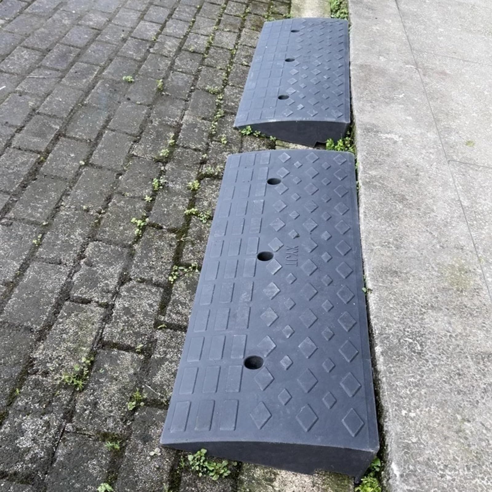 Wytrzymała gumowa rampa krawężnikowa, 10 cm rampa ładunkowa o pojemności 10 ton do chodników, samochodów, kamperów i ciężarówek – trwały i niezawodny dostęp