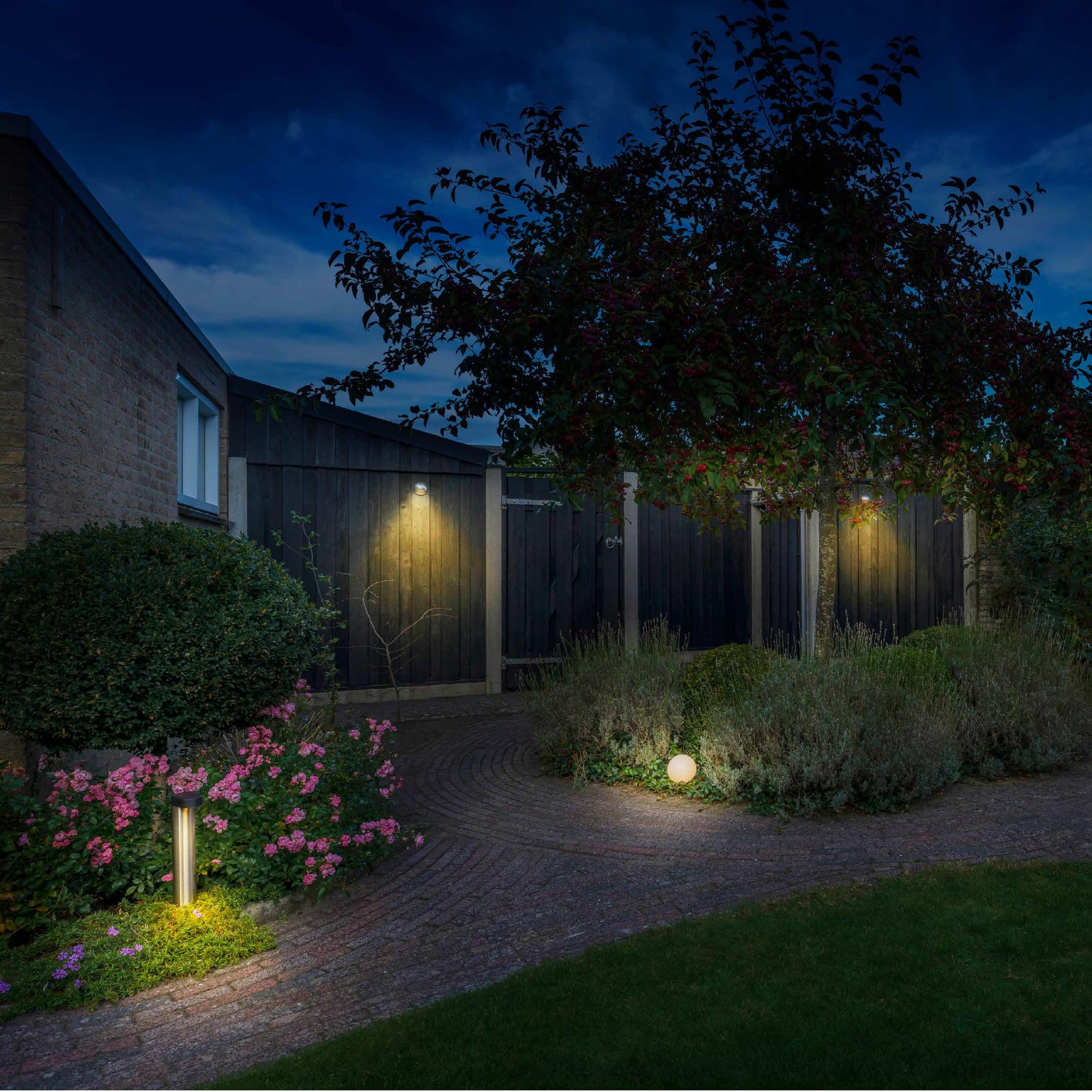 Xelloo® Zestaw oświetlenia ogrodowego ROZ, 12 Volt, 3 sztuki, designerskie oprawy 1W LED ciepłobiałe z bolcem uziemiającym, wodoodporne (IP44) i z praktycznym złączem przesuwnym