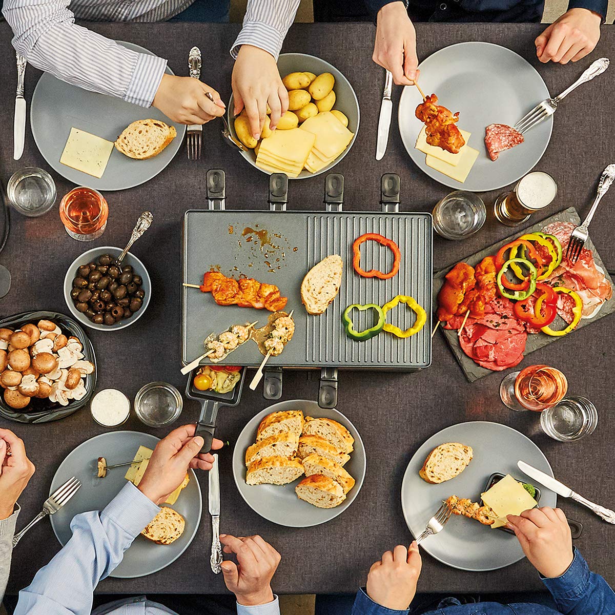Cloer 6446 Raclette gril avec plaque en aluminium moulé sous pression - utilisable des deux côtés, 8 poêles à raclette à revêtement antiadhésif avec poignées calorifugées, 1200 W, noir
