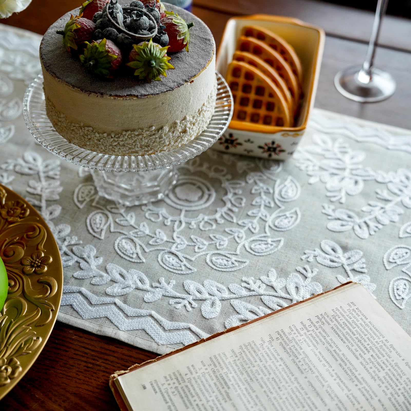 ARTABLE Camino de mesa de tela de lino, elegante patrón bordado, estilo rústico para mesa de centro, cocina, hogar, comedor (14 x 70 pulgadas, lino)
