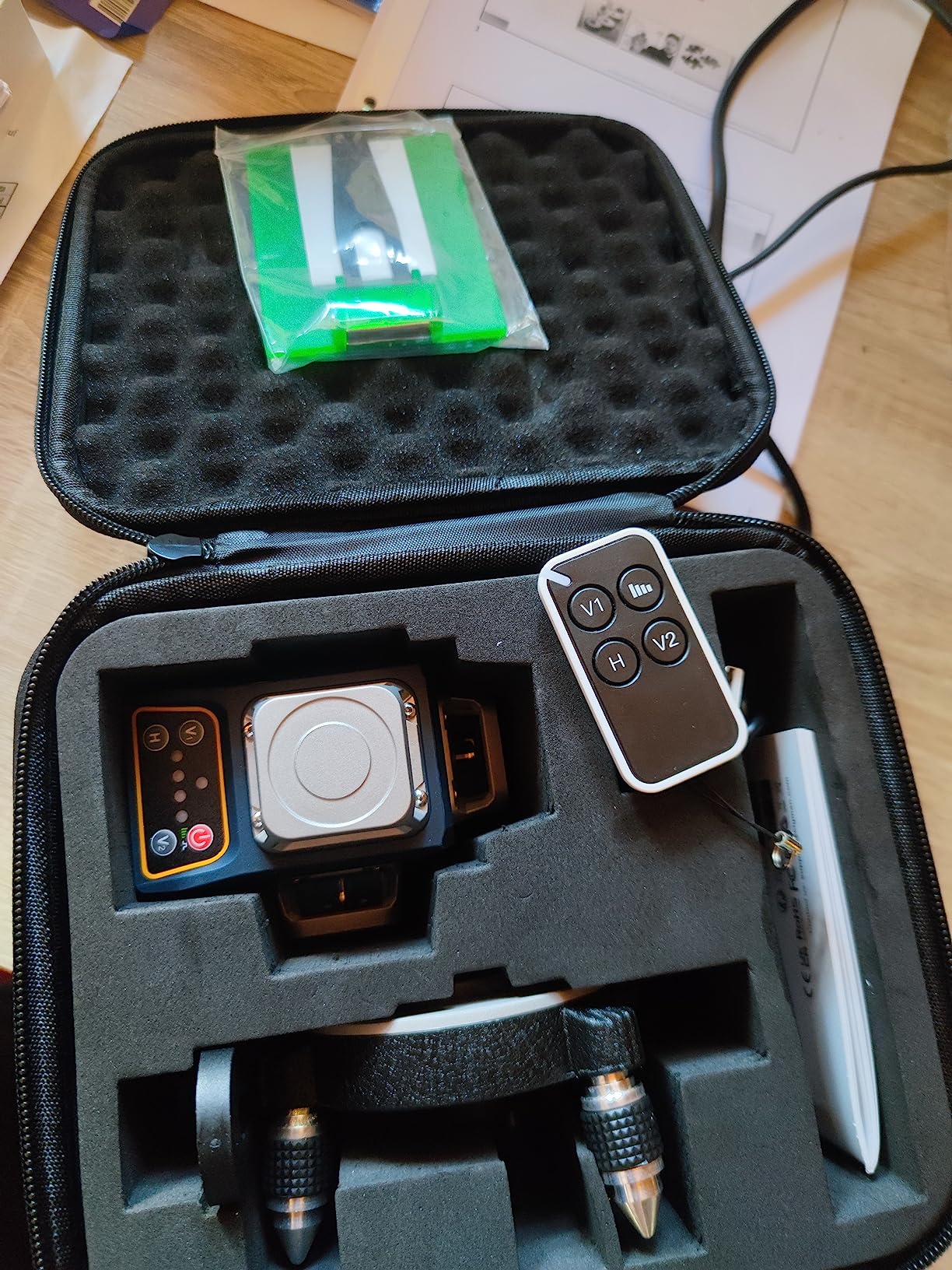 CIGMAN CM701 Nivel Láser de Línea, Autonivelante 360 Grados, 3x360°, 3D Nivelador, 30M Alcance, Con Control Remoto, Doble Soporte, Estuche acolchado, Batería Recargable, IP54
