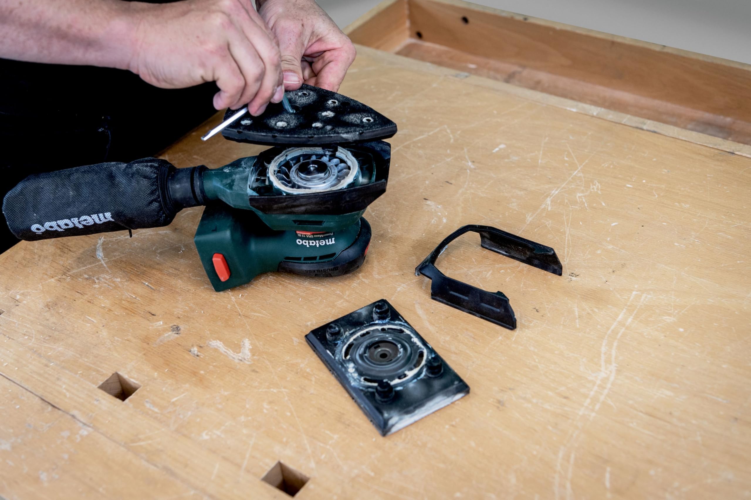 metabo Akku-Sander PowerMaxx SRA 12 BL - 12 V, 80 x 133 mm Schleifplatte - Brushless-Motor, kompakt & leicht, Drehzahlregelung, Staubbeutel, Softgrip, ideal für Holz & Metall - Inkl. Zubehör & metaBOX