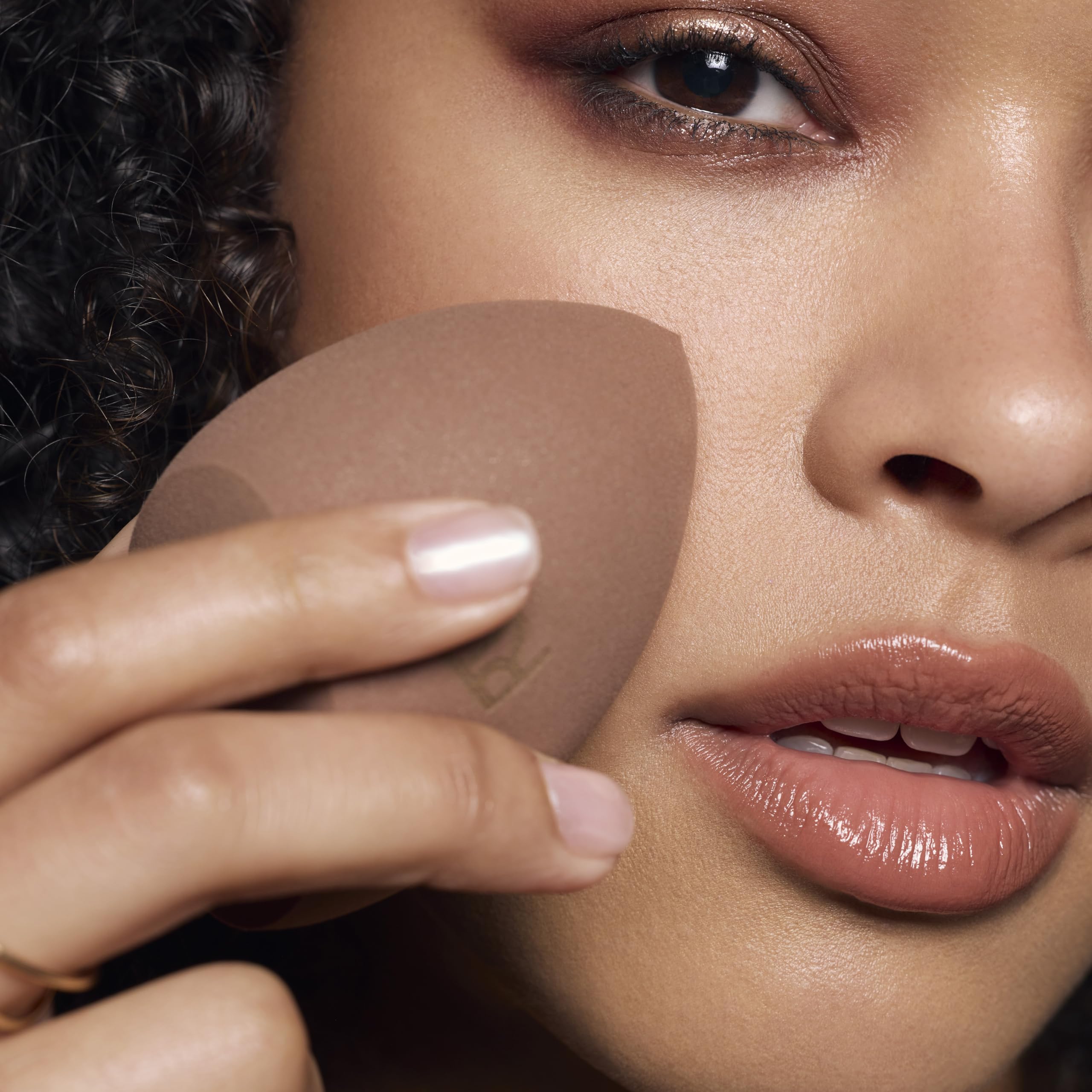 Real Techniques New Nudes Bare Finish Sponge Duo, Beauty Sponges for Liquid Foundation, Skin Tint & Concealer, Light-to-Full Coverage, Latex-Free Makeup Sponges, Cruelty-Free, 2 Count