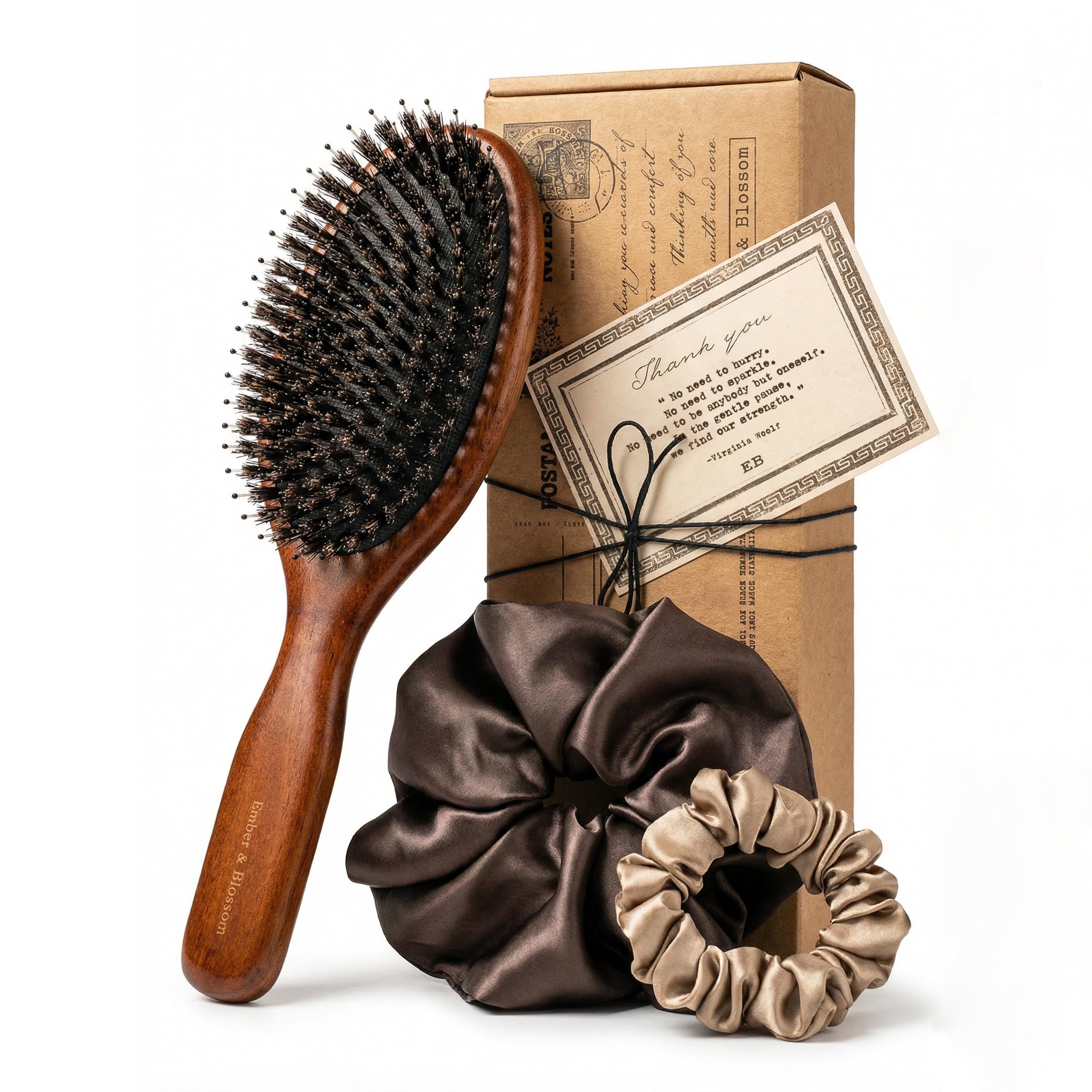 Ember & Blossom Brosse à cheveux en poils de sanglier - Coffret cadeau - Boîte vintage personnalisable (pour écrire) - Bois de hêtre et poils purs - 2 chouchous en satin - Cadeau bien-être durable