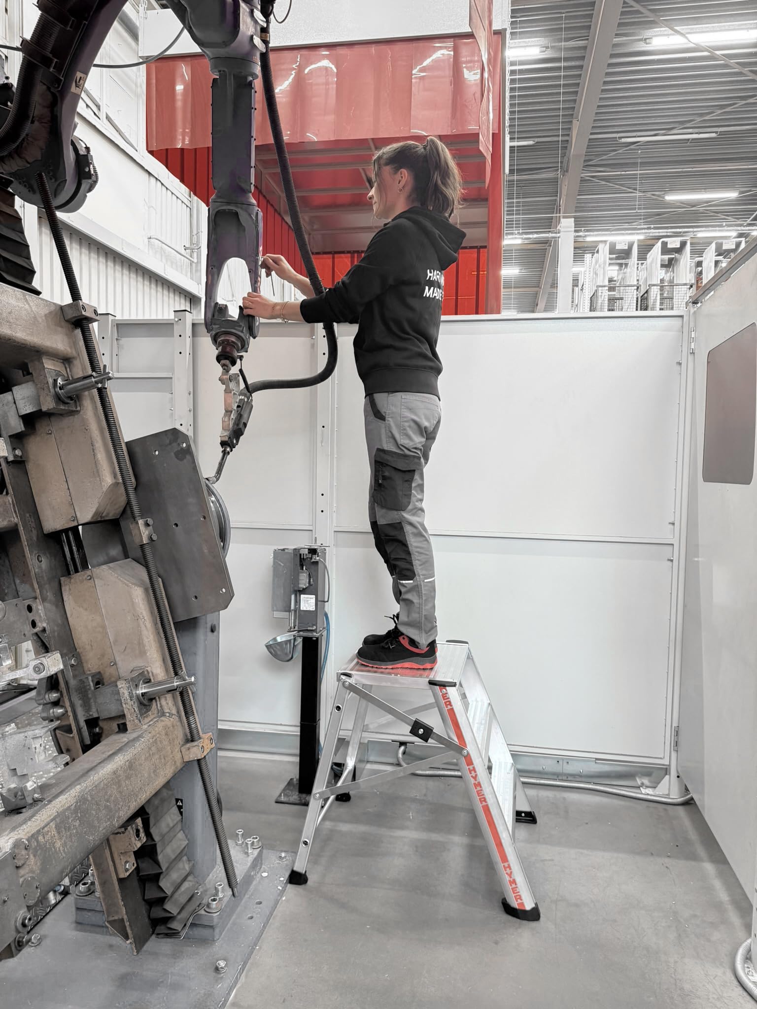 Hymer Escalera de Servicio y Montaje (Aluminio, Profundidad de escalón de 80 mm, transitable por un Lado, Plataforma: 400 x 500 mm, Robusto Concepto D-Holm) 603603