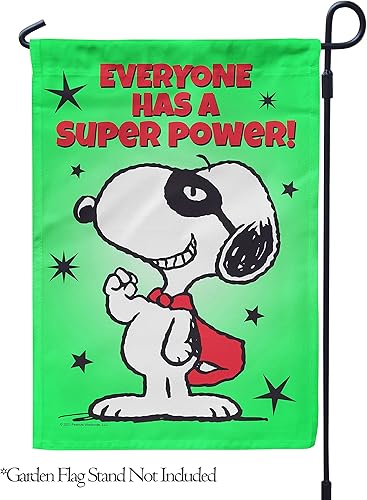Flagology. com, PEANUTS®, PEANUTS® Super Power Snoopy - Bandera de jardín de 12.5 x 18 pulgadas, con licencia oficial de PEANUTS®, inspiradora