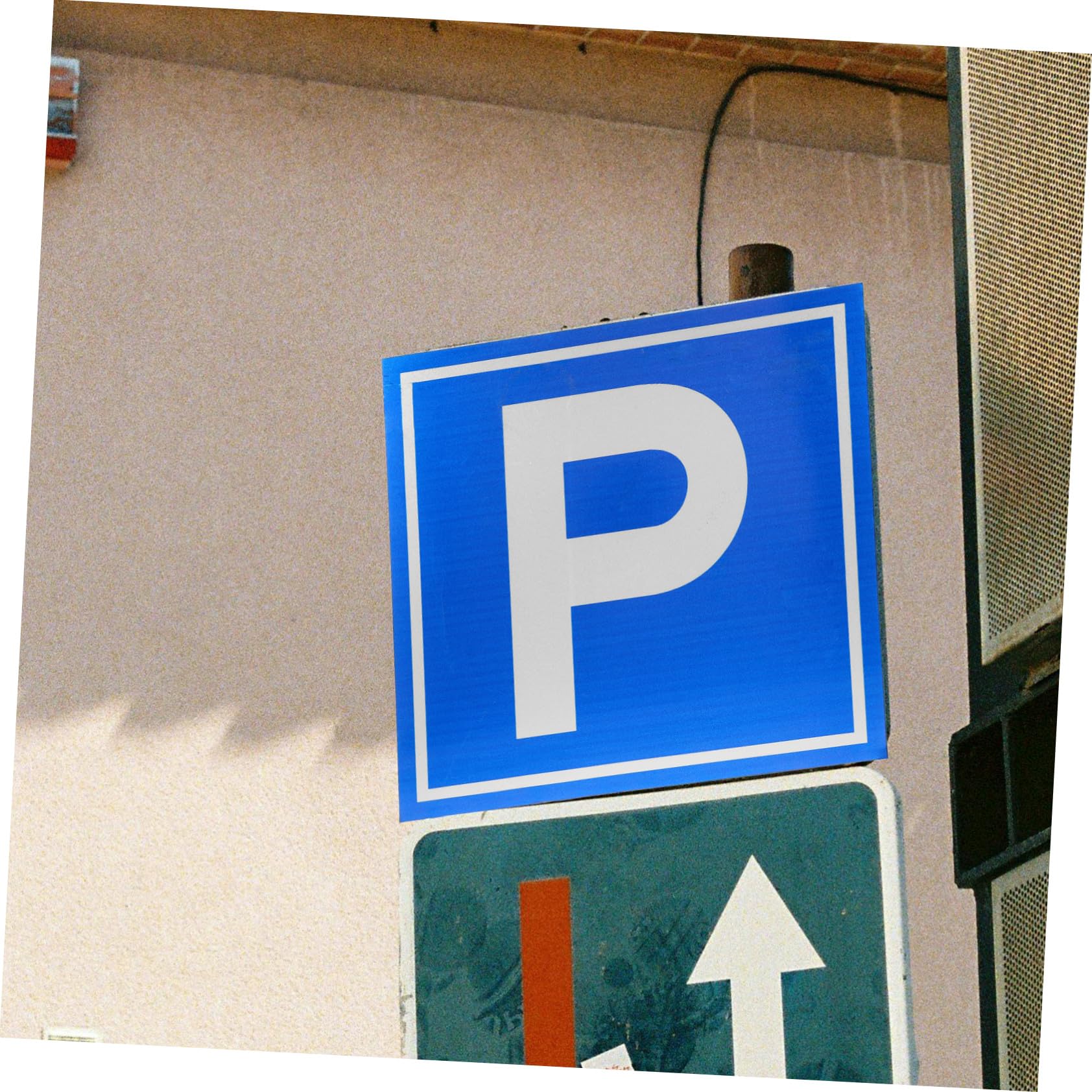 Cartello di Sicurezza Blu Parcheggio Simbolo P in Lega di Alluminio Visibilità e Protezione per Parcheggi e Siti Vari