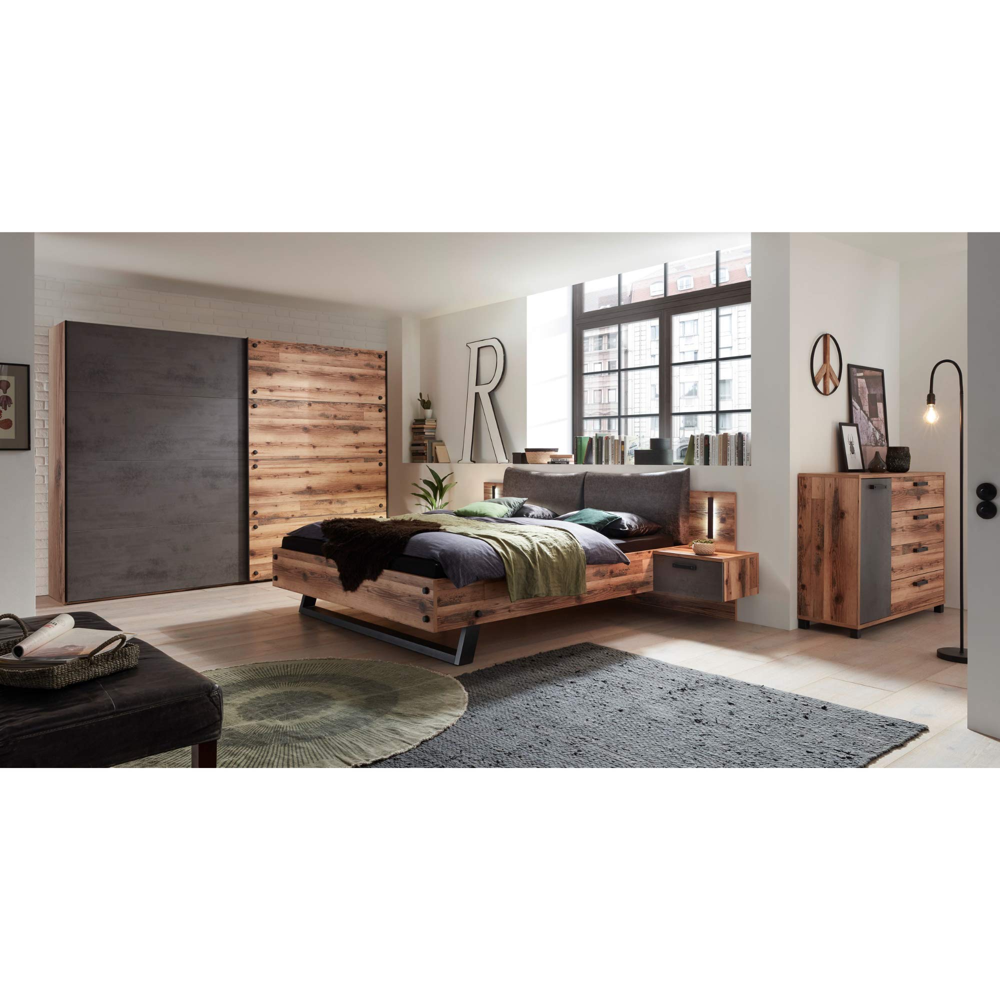 Stella Trading DOVER Stilvolle Doppelbett Bettanlage mit Nachtkommoden & LED-Beleuchtung 180 x 200 cm - Schlafzimmer Komplett-Set in Alpine Lodge Optik, Betonoxid - 289 x 97 x 216 cm (B/H/T)