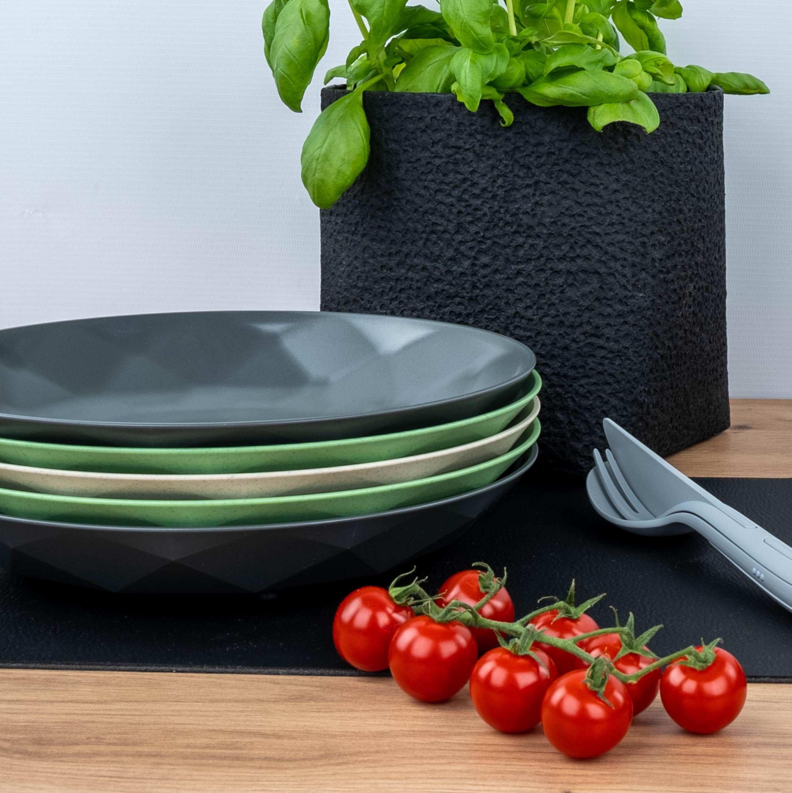 silwy® Lot de 2 assiettes aimantées universelles en plastique haute technologie Vert – Idéal pour le camping, le caravaning et le bateau – Vaisselle antidérapante empilable sans cliquetis