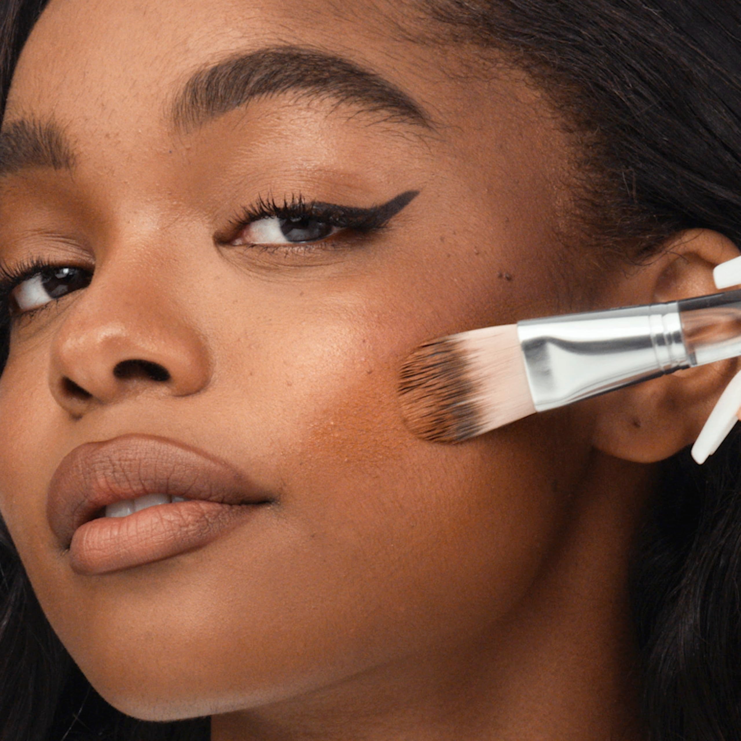 Clinique Foundation Brush | Flacher Foundation-Pinsel für Flüssig- und Puder-Foundation | hochwertig + flach + abgeschrägt