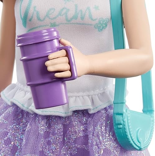 Miniatura 4 de Barbie Muñeca Princess Adventure Renee (morena de 12 pulgadas) en moda y accesorios, con teléfono inteligente, bolso, taza de viaje y tiara, regalo