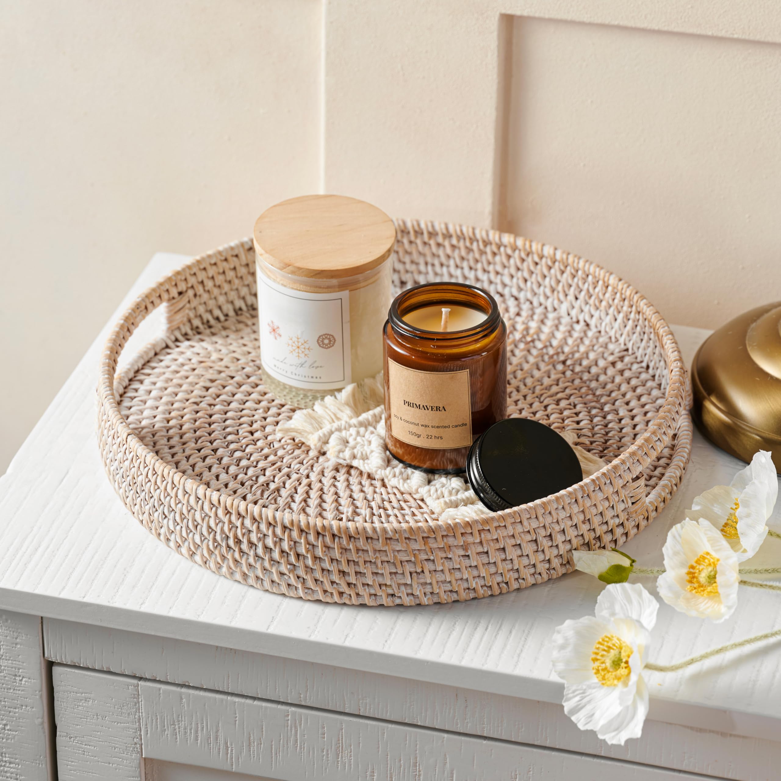 Jungle Culture Bandeja de ratán de 34cm / 13,8" • Bandejas Tejidas con Asas para el hogar • Bandeja Redonda para Mesa de Centro • Cesta de Mimbre para Pan, Fruta, Velas • Blanco
